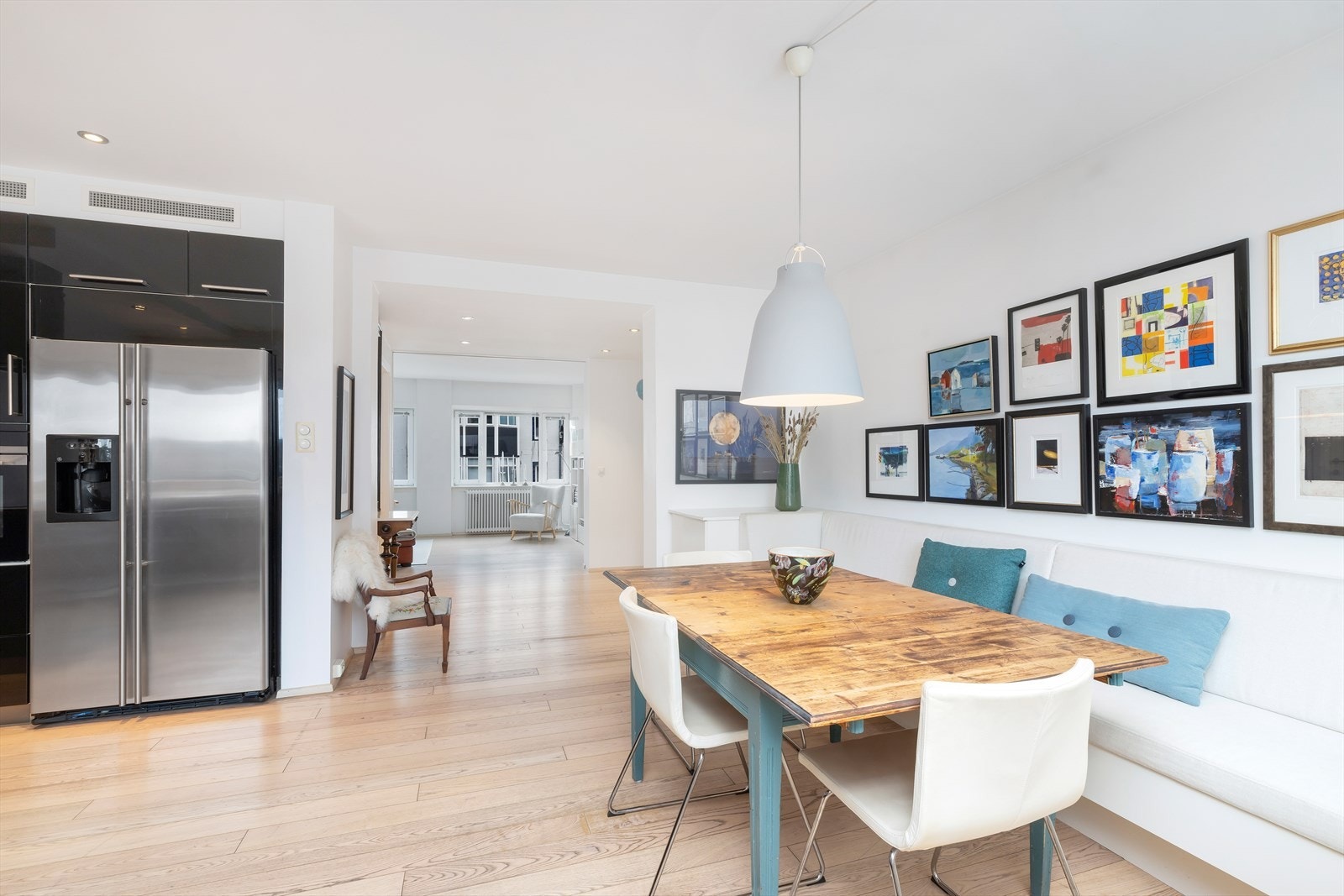 God innebygget lagringsplass under sofaen Galleribilde