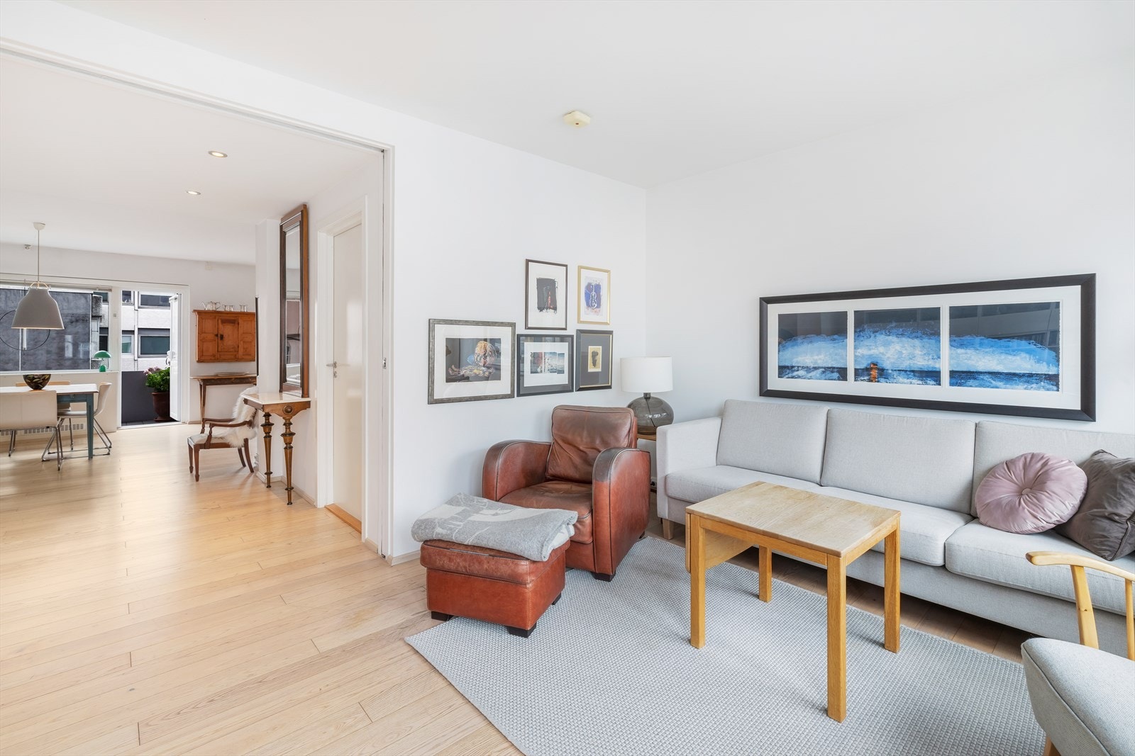 Gjennomgående leilighet med moderne og lys atmosfære Galleribilde