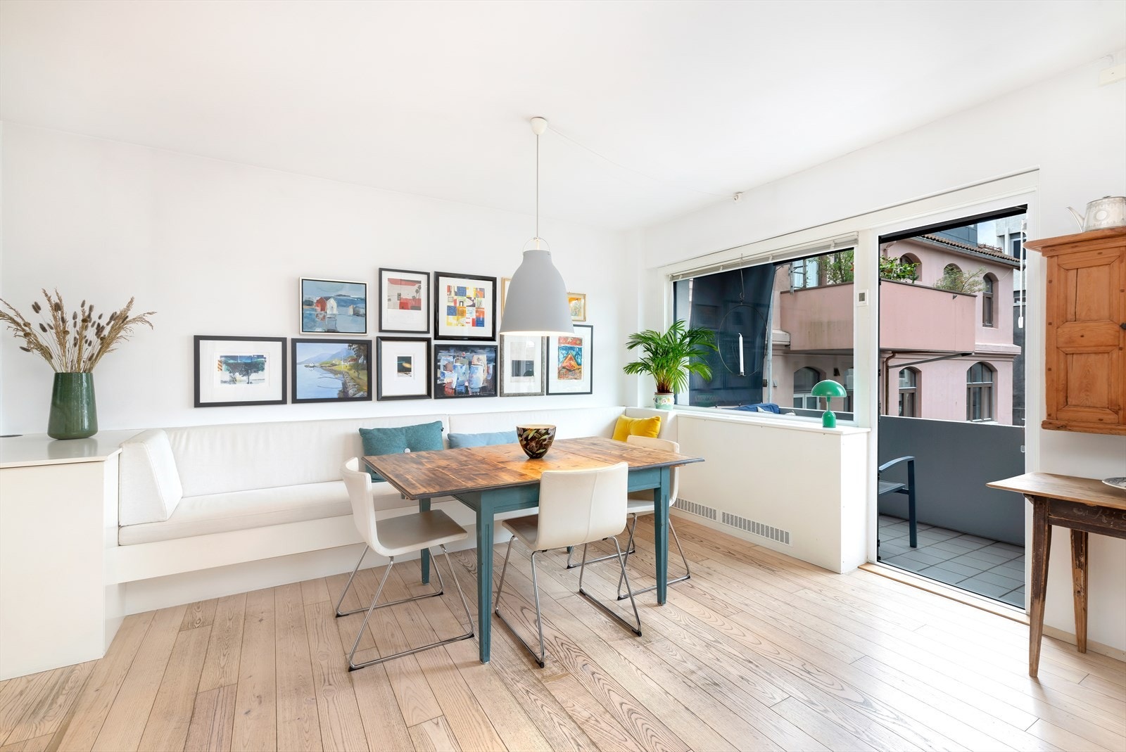 Kjøkkenet har utgang til veranda Galleribilde