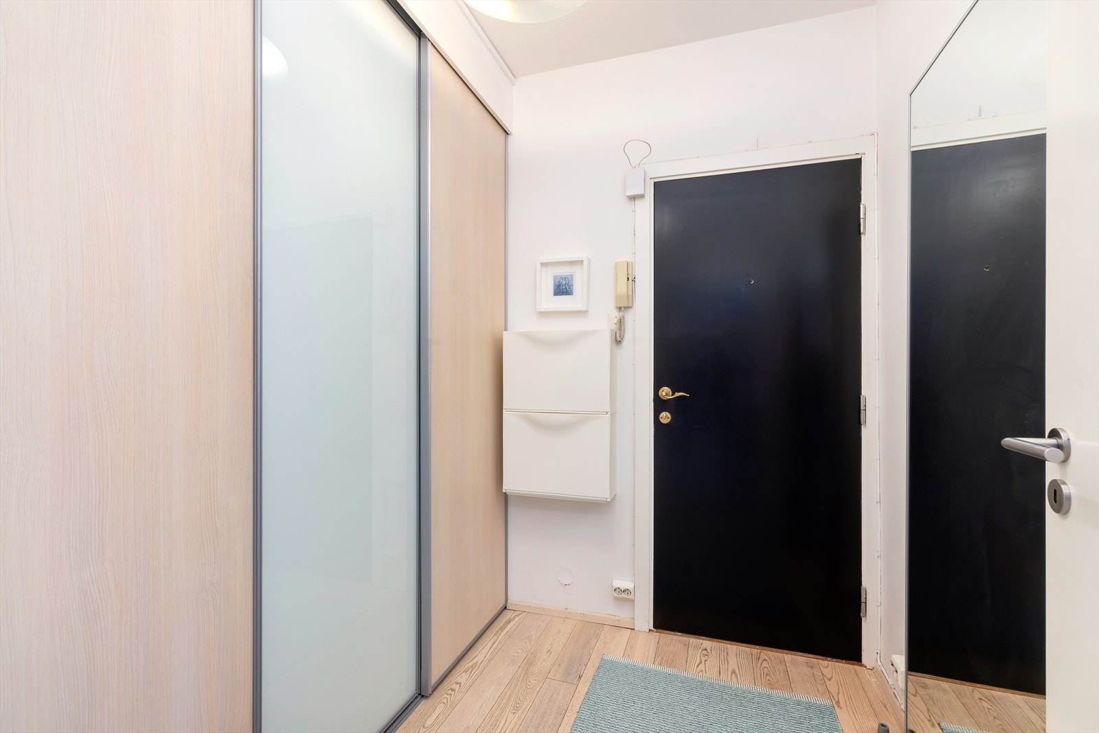 Vindfang med skyvedørsgarderobe Galleribilde