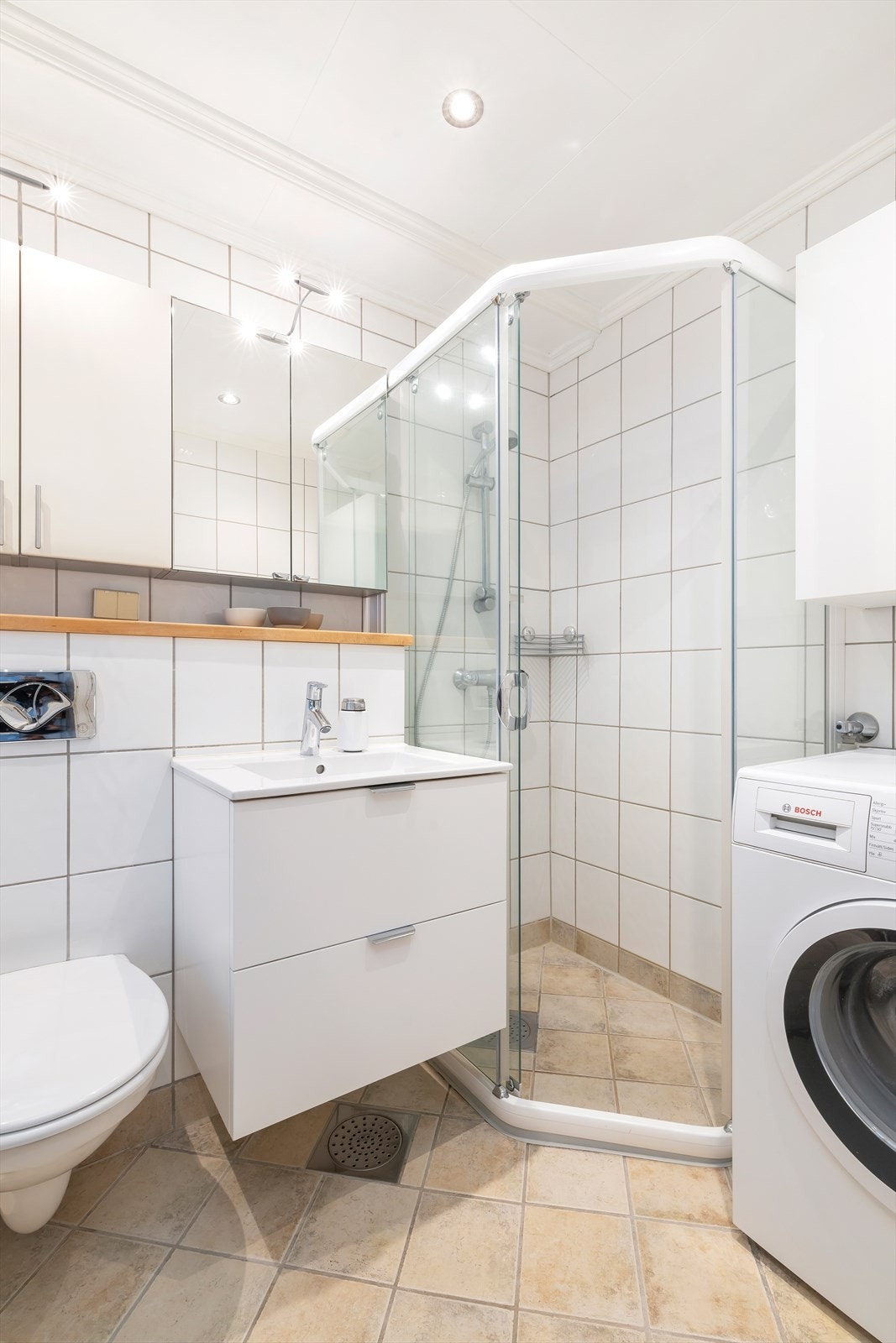 Badet har både dusj og badekar Galleribilde