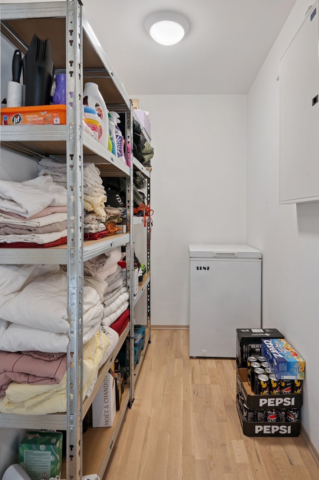 Praktisk innvendig bod. Leiligheten har i tillegg en sportsbod i kjelleren. Galleribilde