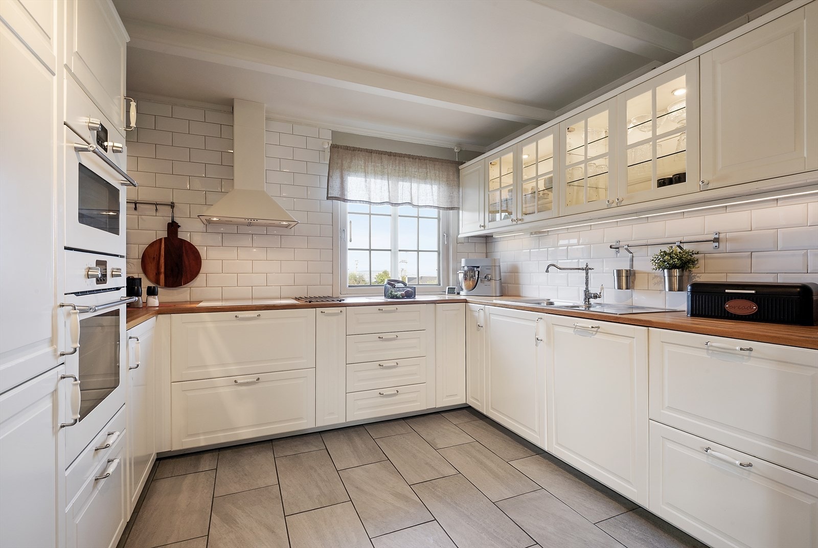 Kjøkken med innredning i u-løsning. Galleribilde