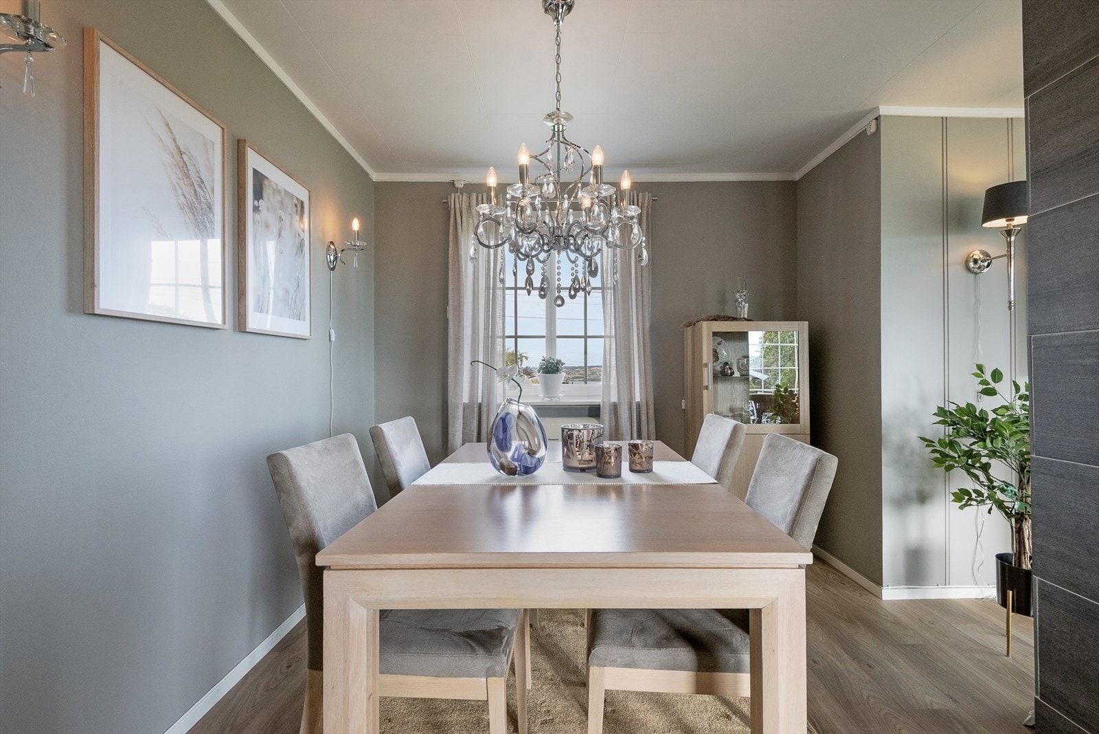 Plass til spisestuemøblement i stuen. Galleribilde