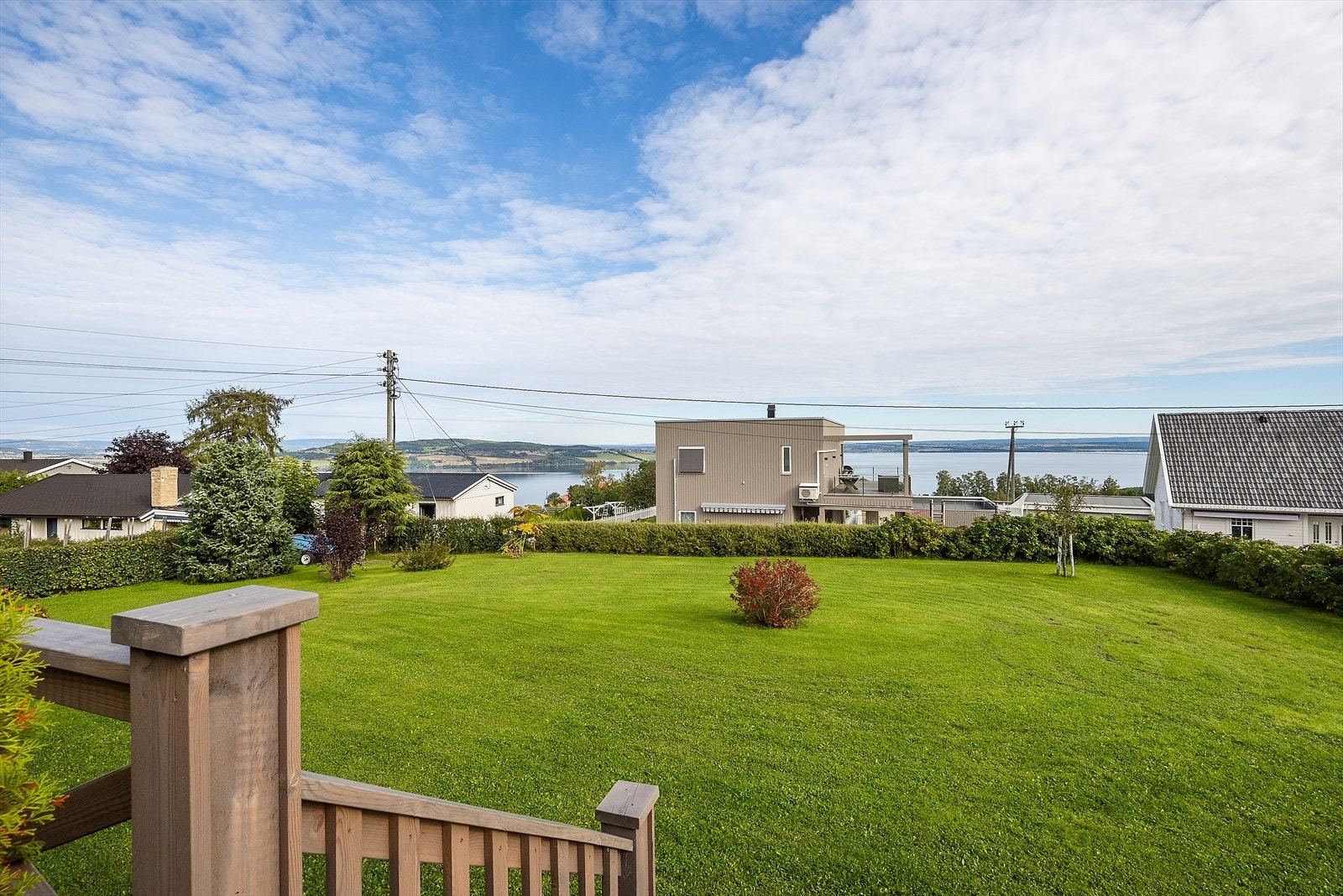 Stor hage med god plass for utendørsaktiviteter. Galleribilde