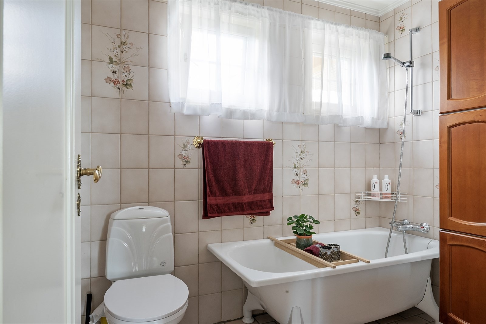 Badet har badekar. Galleribilde