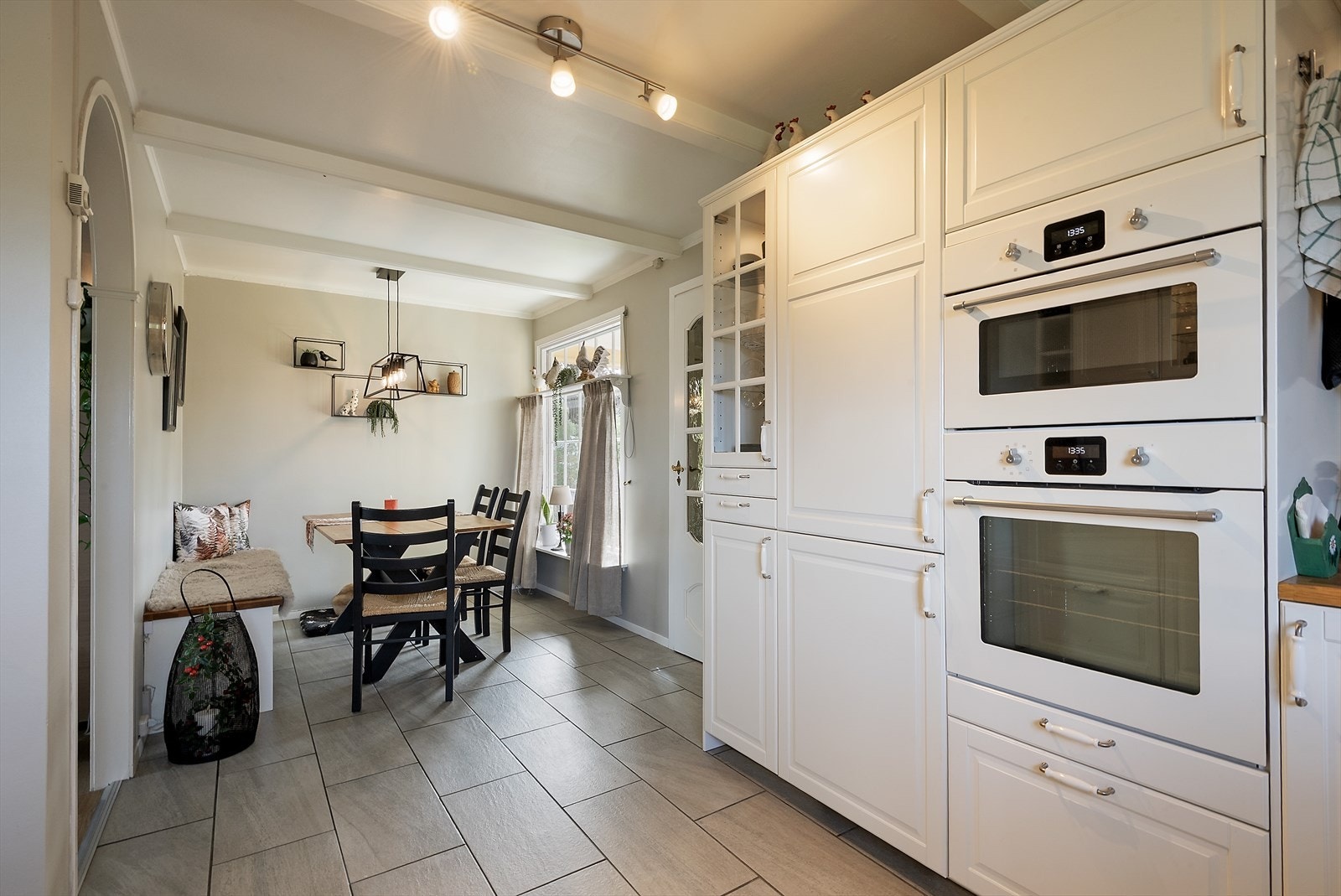 Hyggelig spiseplass som del av kjøkkenet. Galleribilde