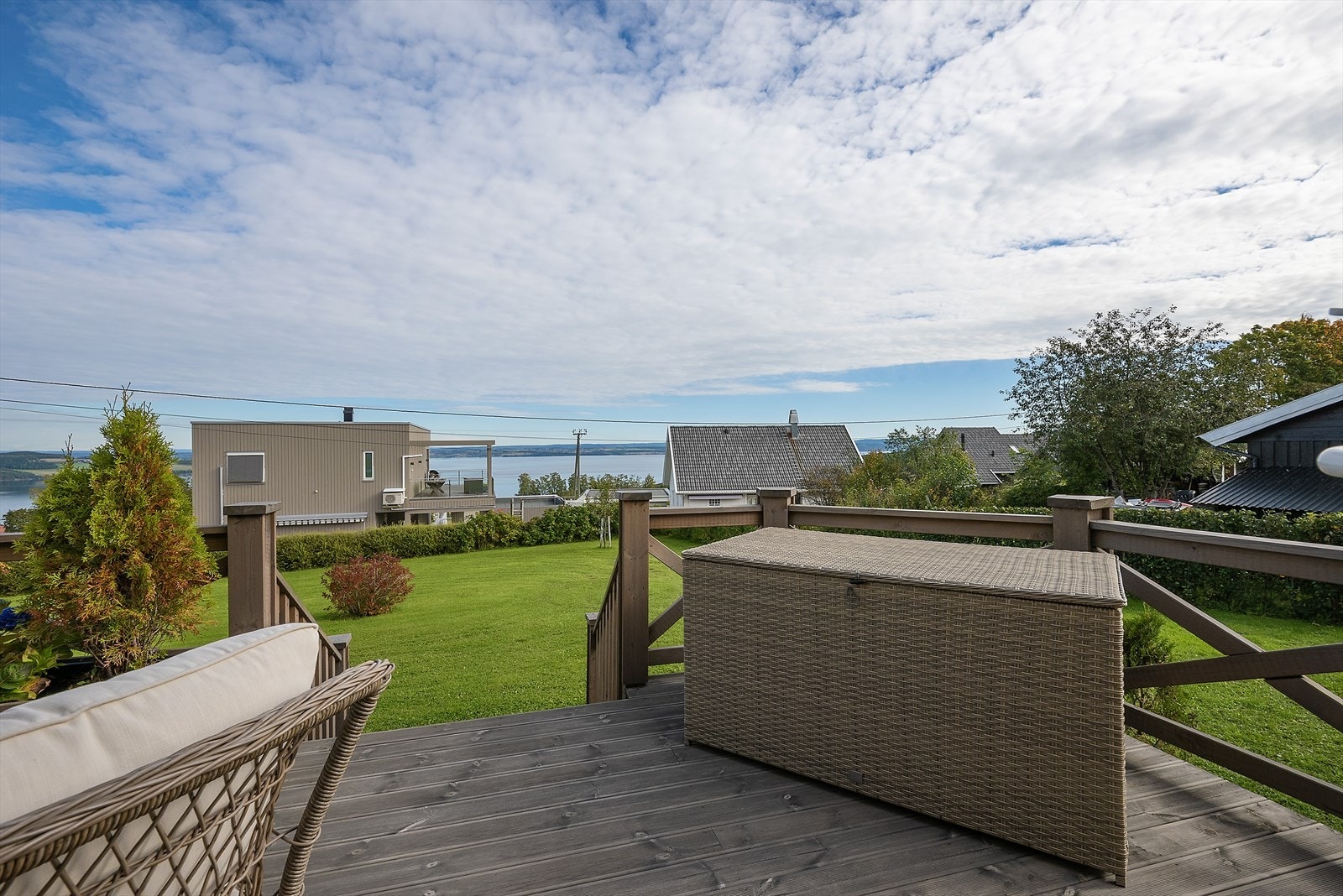 Veranda med trapp til hage. Galleribilde