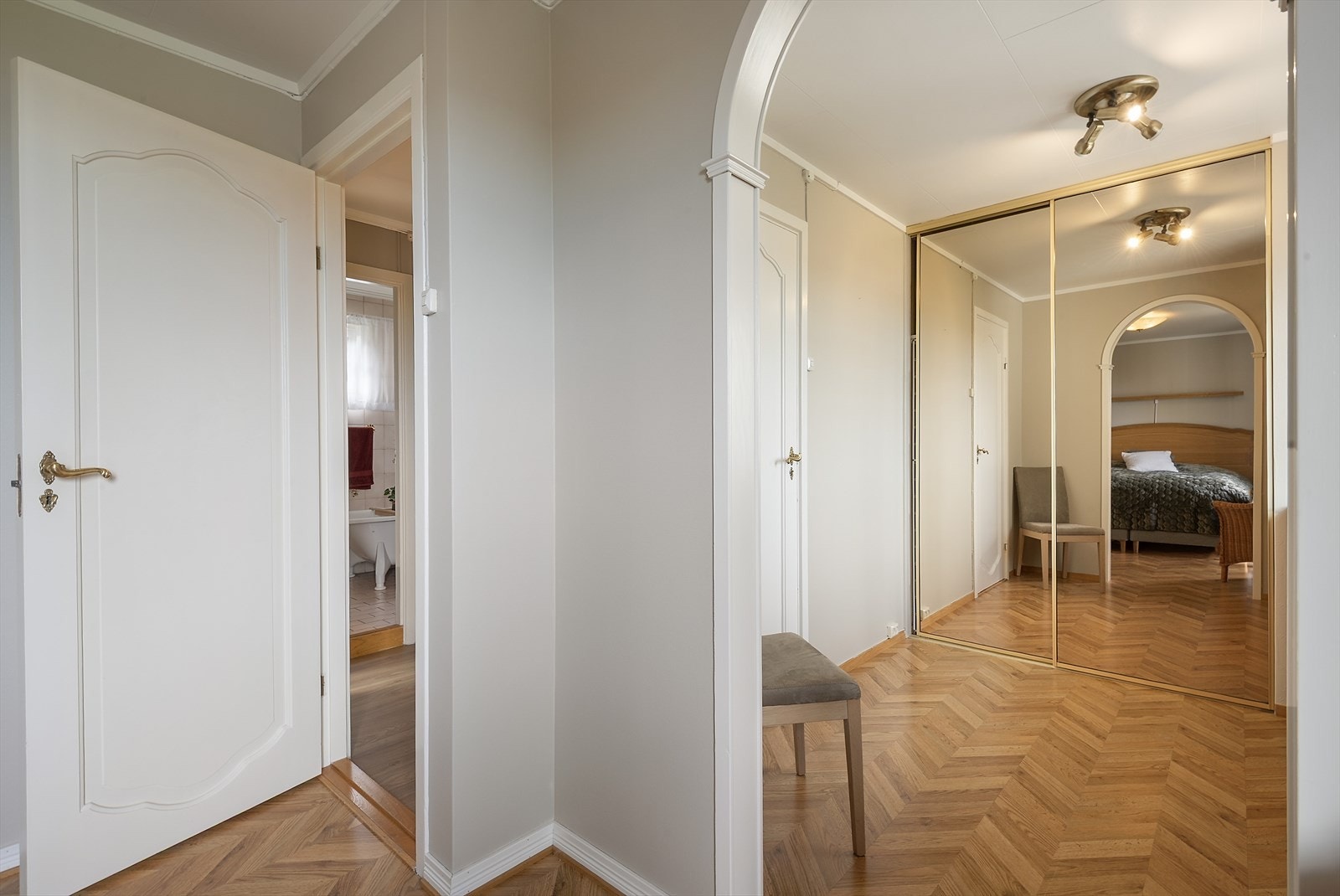 Praktisk skyvedørsgarderobe. Galleribilde