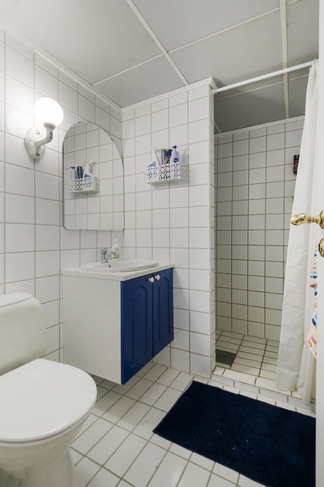 Bad i kjeller med dusjnisje. Galleribilde