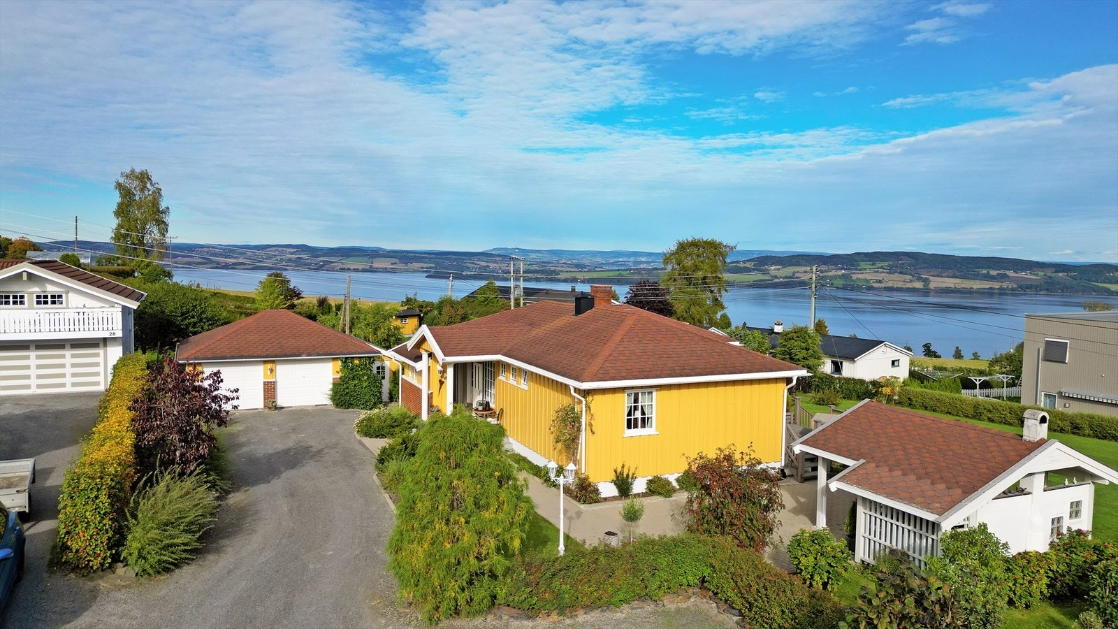 Dobbelgarasje på eiendommen. Galleribilde