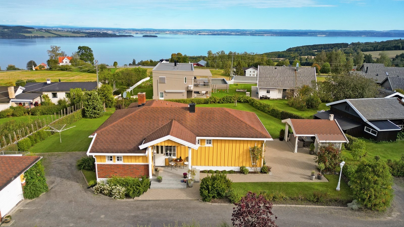 Tomt med plen og beplantning. Galleribilde