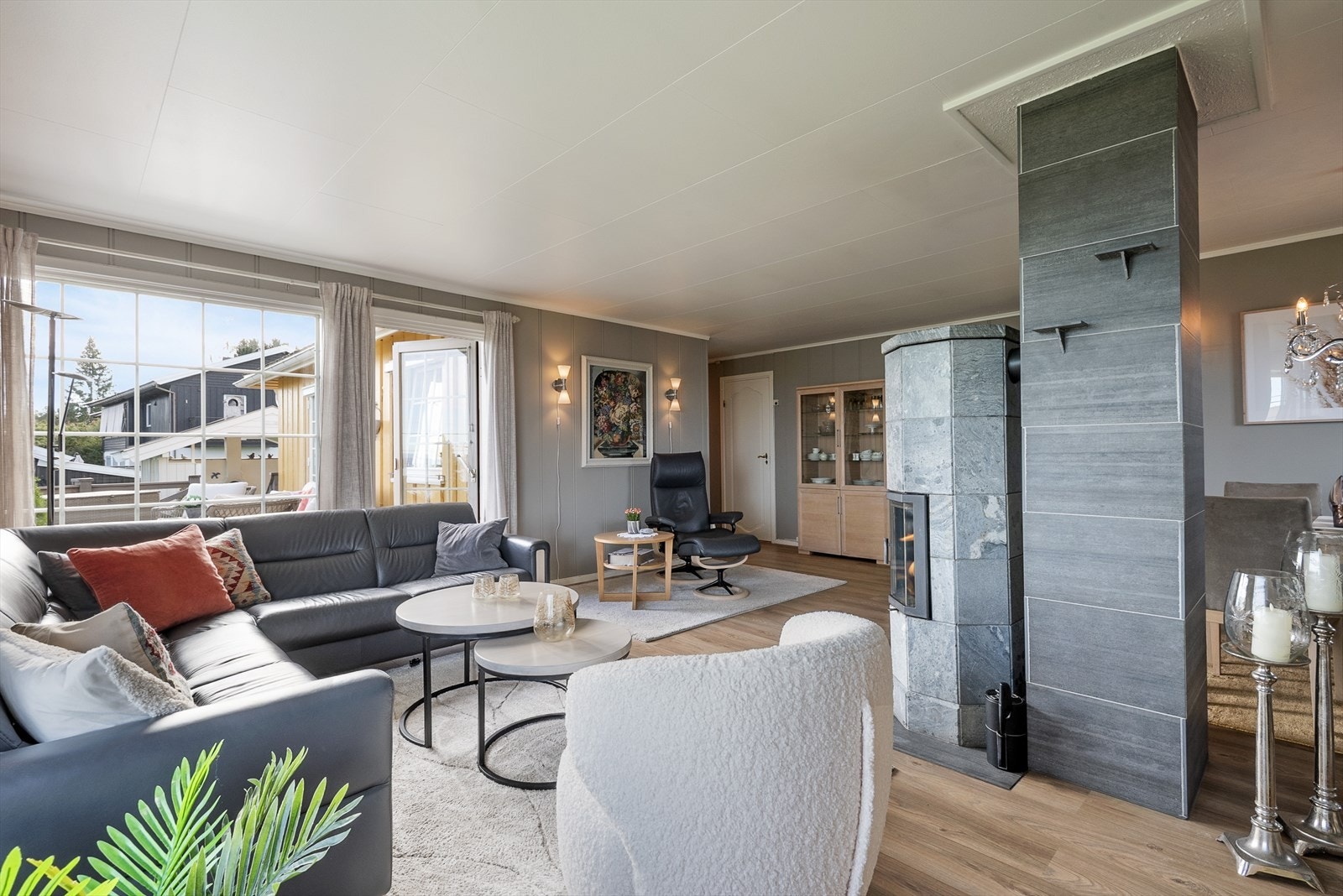 Romslig stue med utgang til veranda. Galleribilde