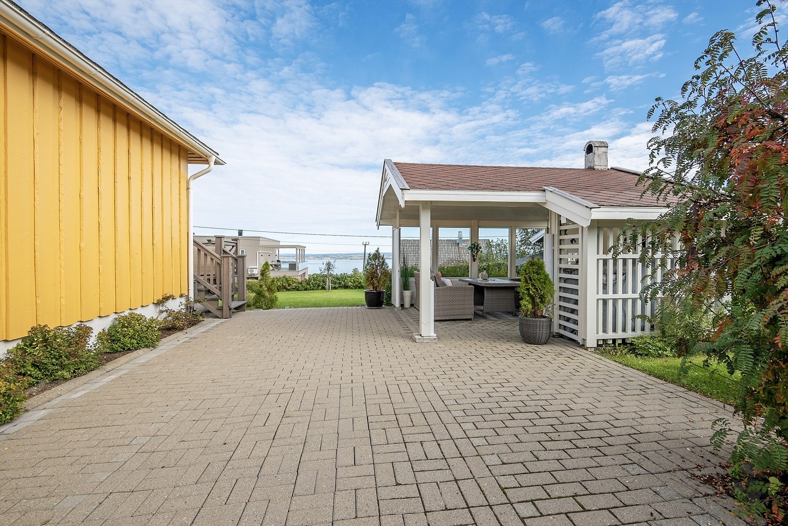 Pent opparbeidet tomteareal med nydelig mjøsutsikt. Galleribilde