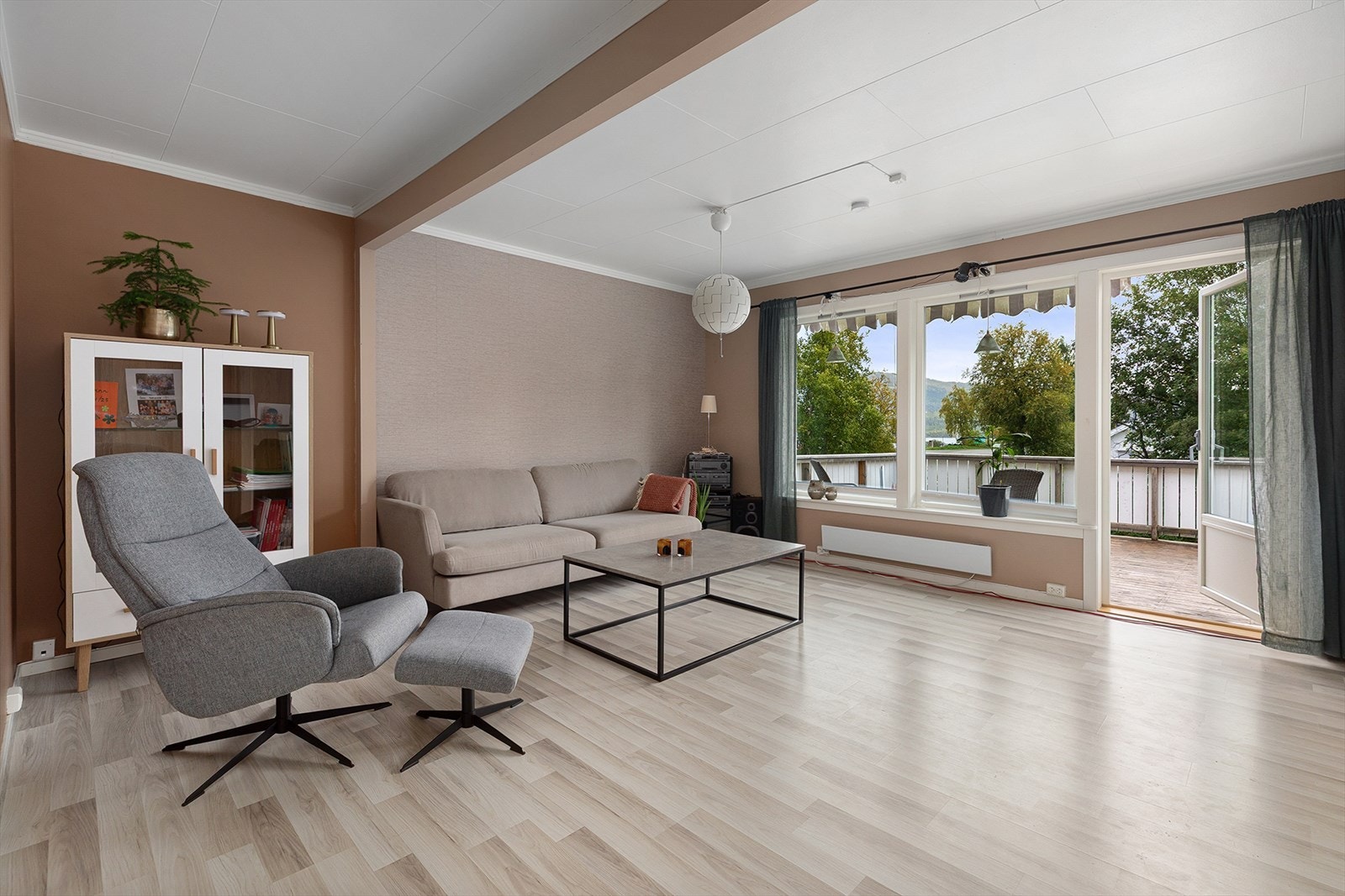 Utgang til stor balkong fra stuen Galleribilde