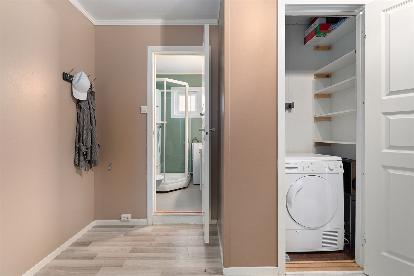 Kott til høyre. Bad inn døren til venstre Galleribilde