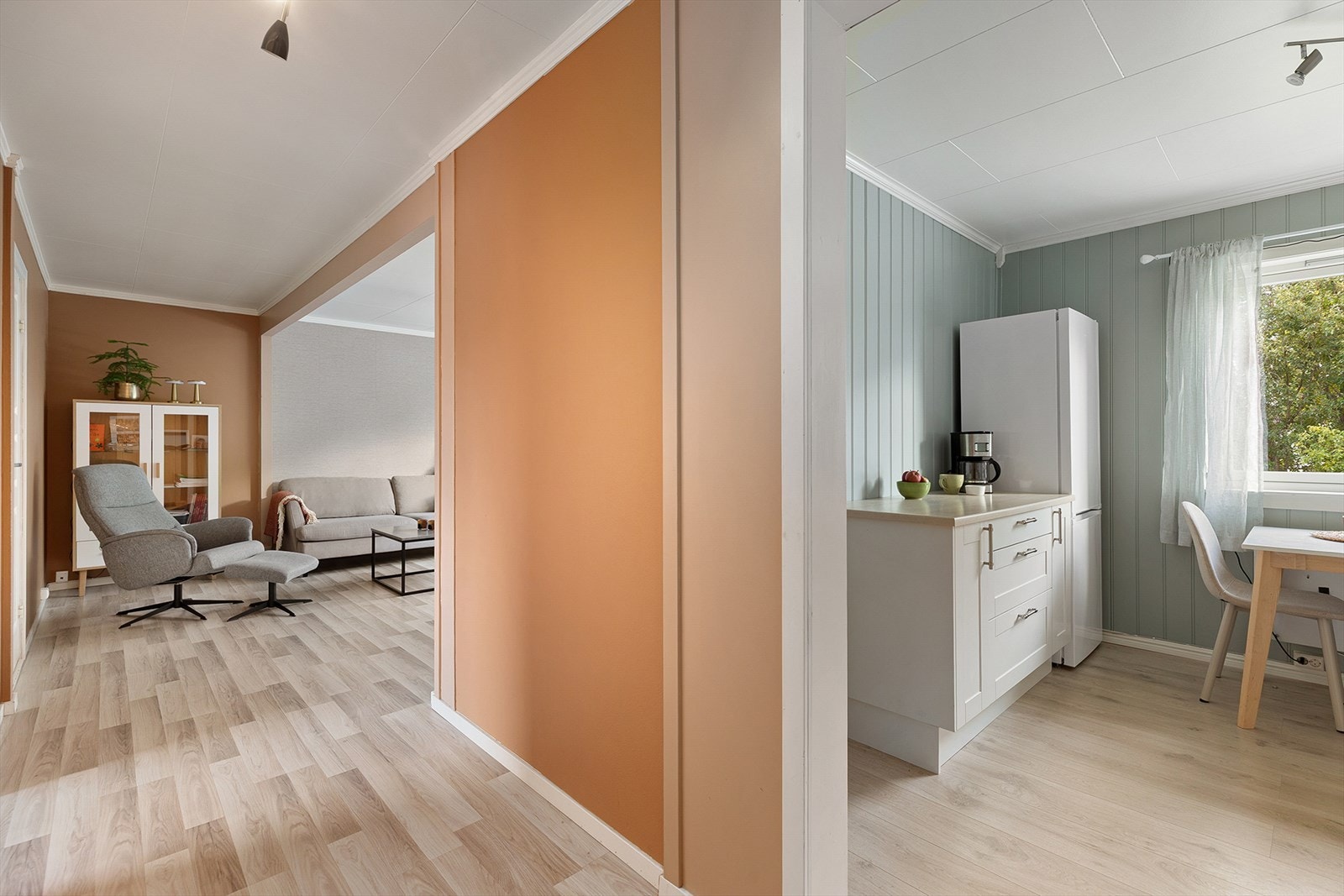 2. etasjen inneholder gang, kjøkken, stue, 2 soverom og kott Galleribilde