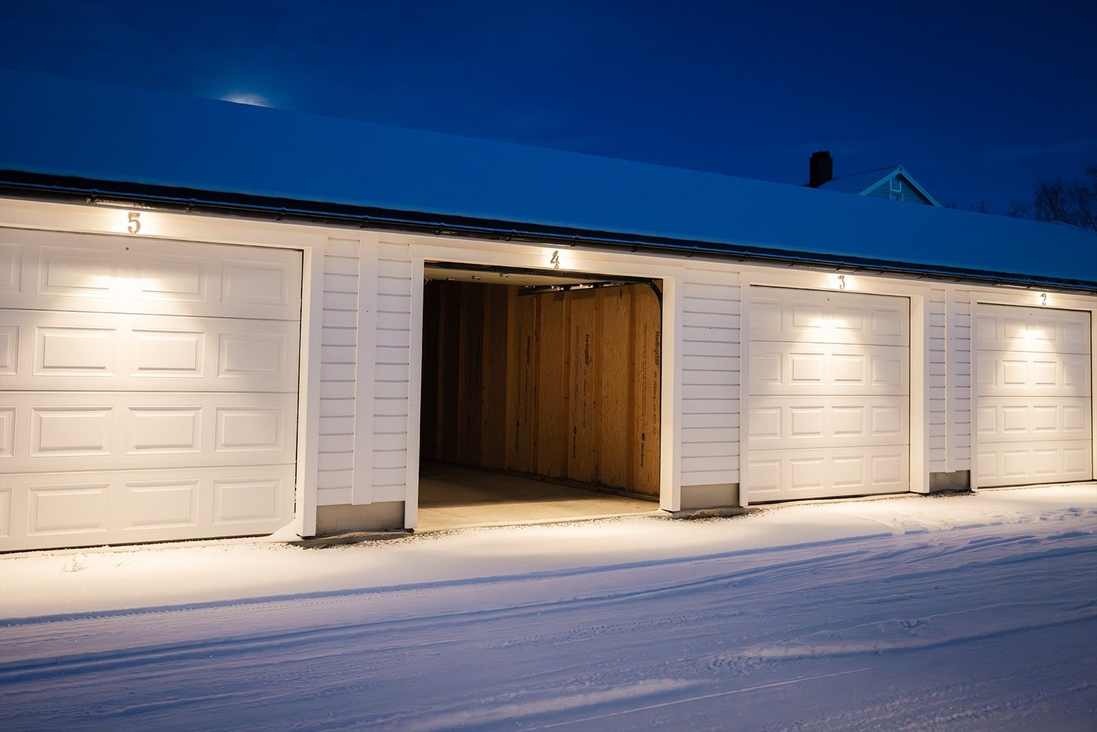 Garasje på ca. 20 kvm like ved inngangsdøren Galleribilde