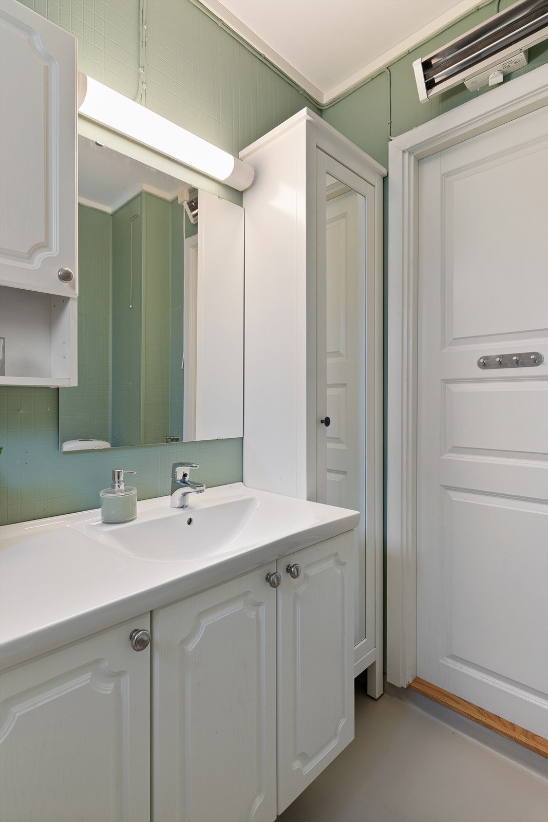 Innredningene på badet er skiftet ut i nyere tid. 200 - liters varmtvannsbereder i kjelleren. Varmtvannstanken er skiftet ut for få år siden Galleribilde