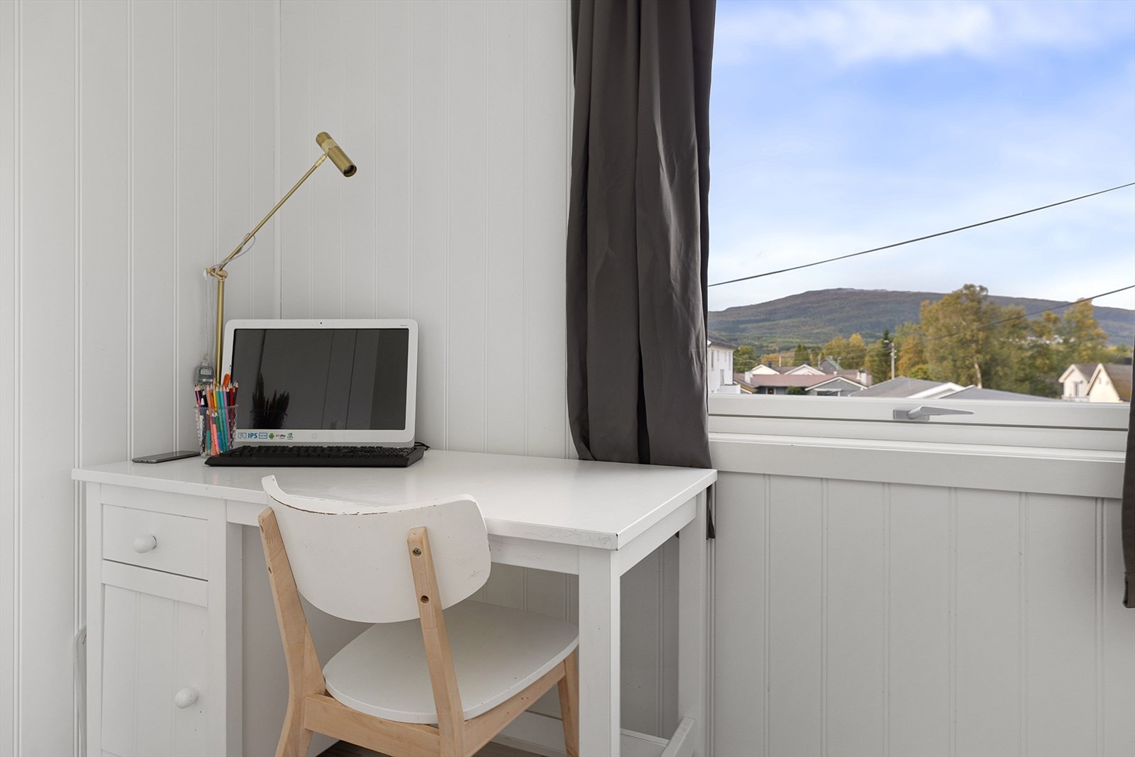 God bodplass. Leiligheten disponerer 2 boder i kjelleren på til sammen 11 kvm, samt bod på loft Galleribilde