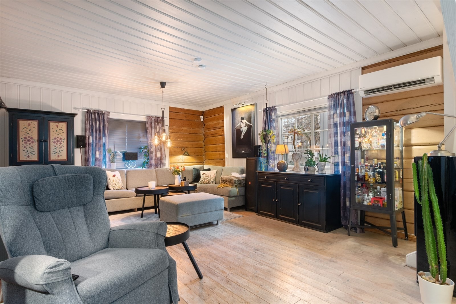 Her i stuen er det montert varmepumpe (2018). Sjekk de herlige tømmerveggene som selger har tatt frem! Galleribilde