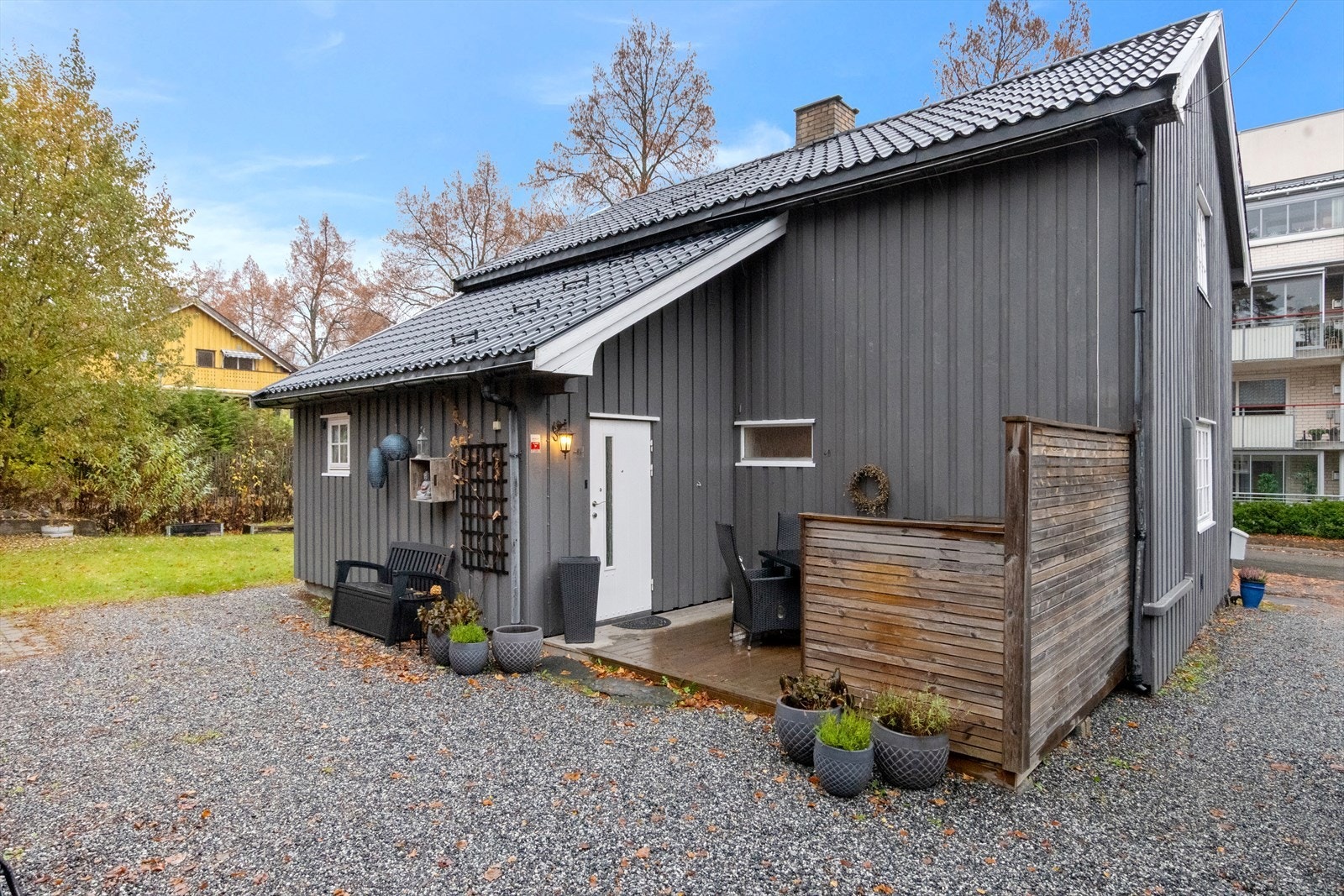 Inngangen til boligen ligger fra baksiden - her har det også blitt bygget en platting med levegg. Galleribilde