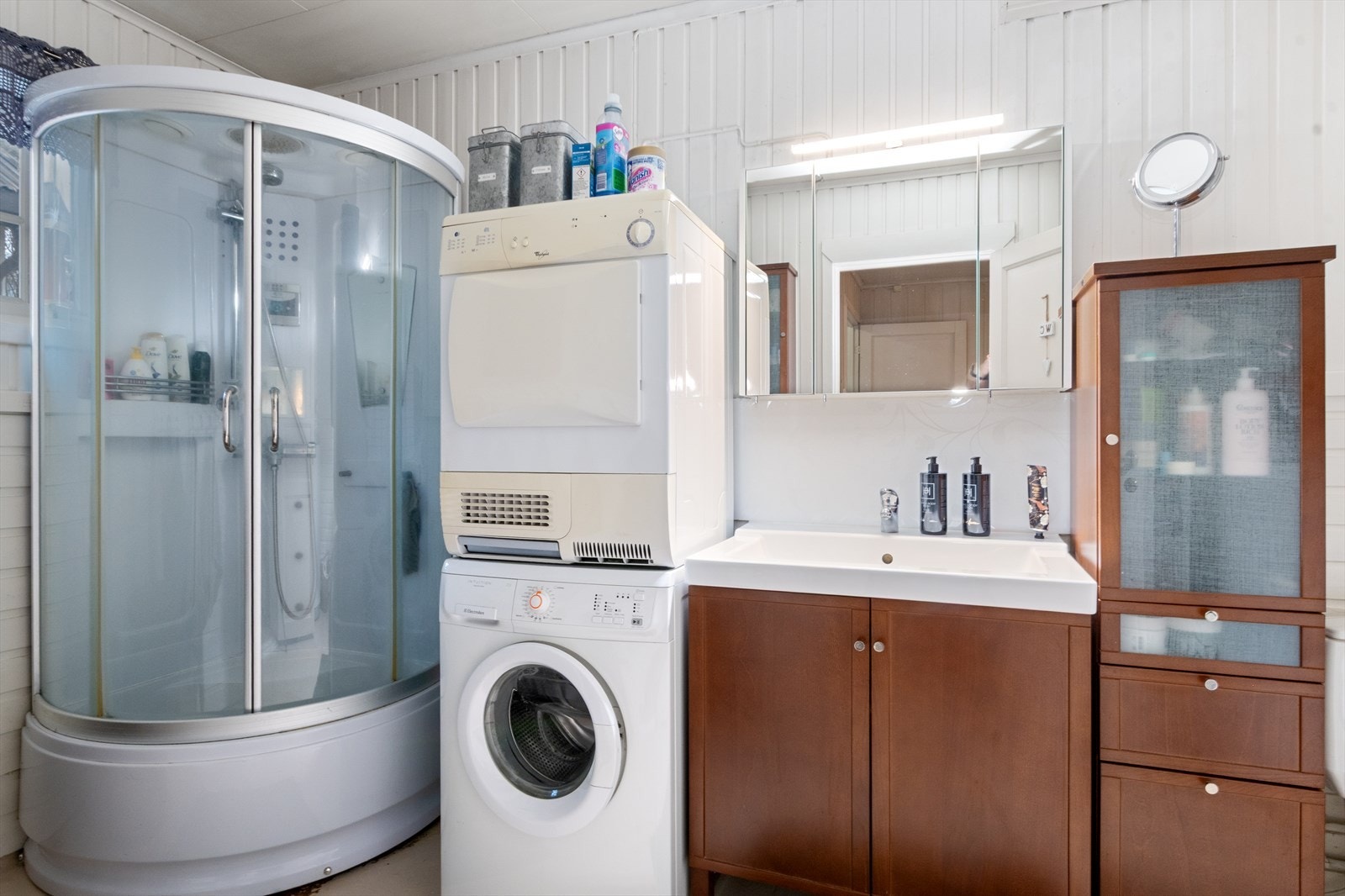 Badet er av eldre dato og trenger en oppgradering - men det fungerer helt fint slik det er. Galleribilde