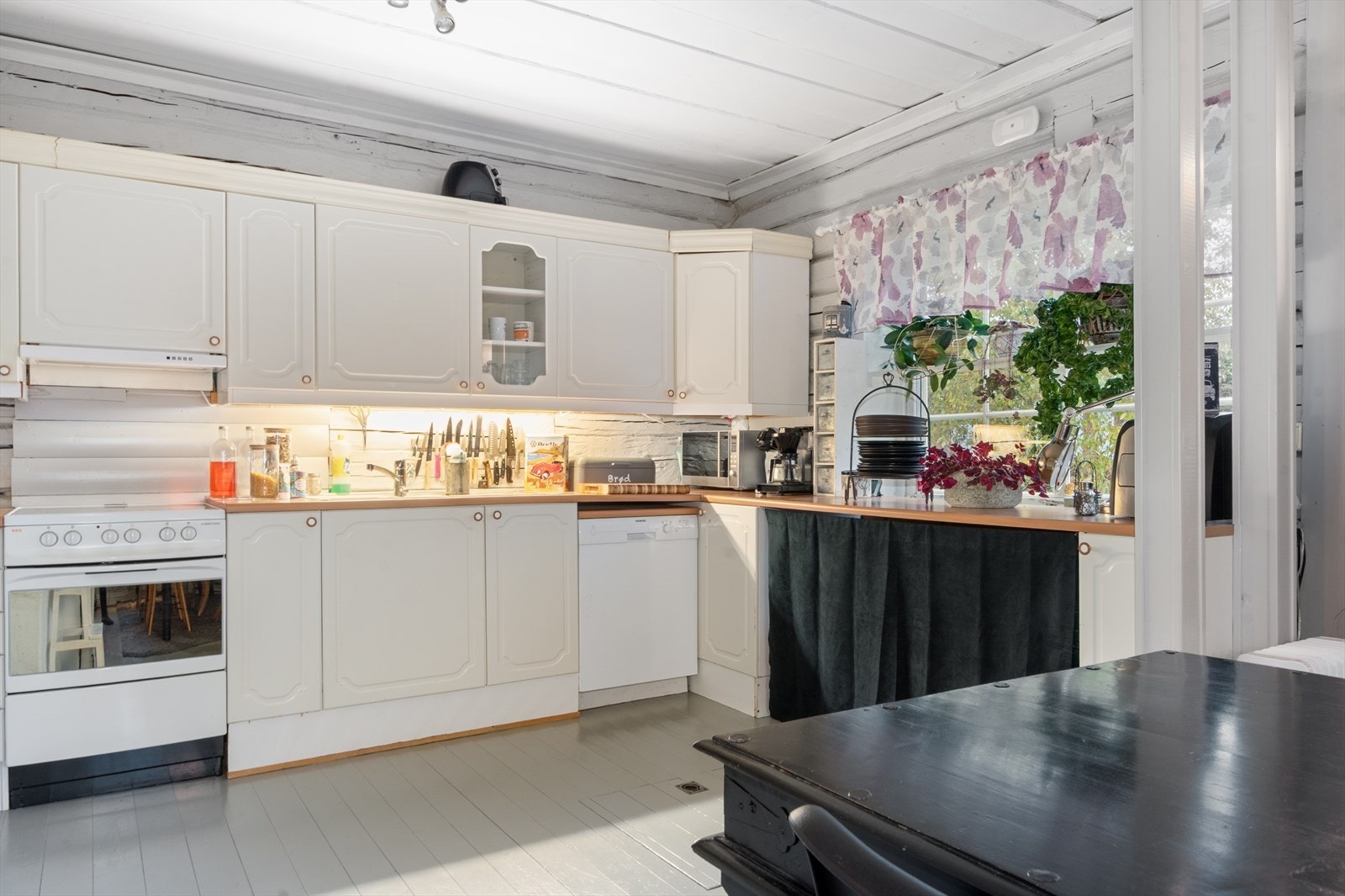 Kjøkkenet er romslig og har godt med skapplass og benkeplass. Det er av eldre dato så en oppfriskning er nok snart på sin plass! Galleribilde