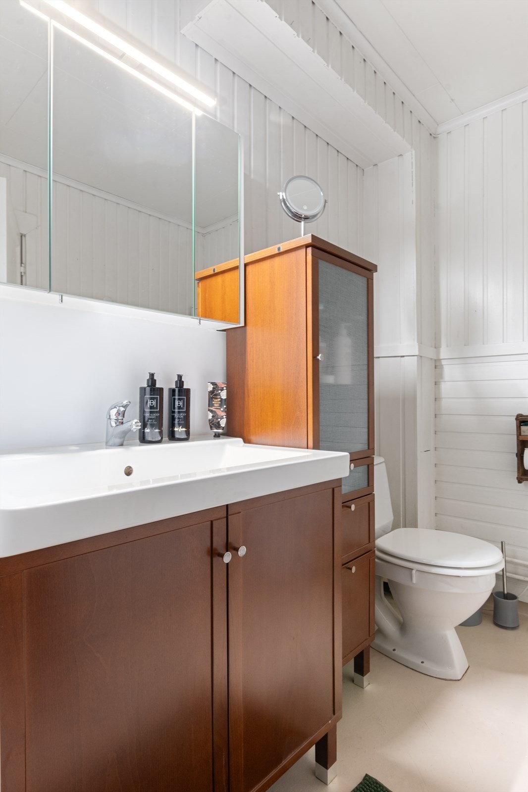 Bra med oppbevaring på badet Galleribilde