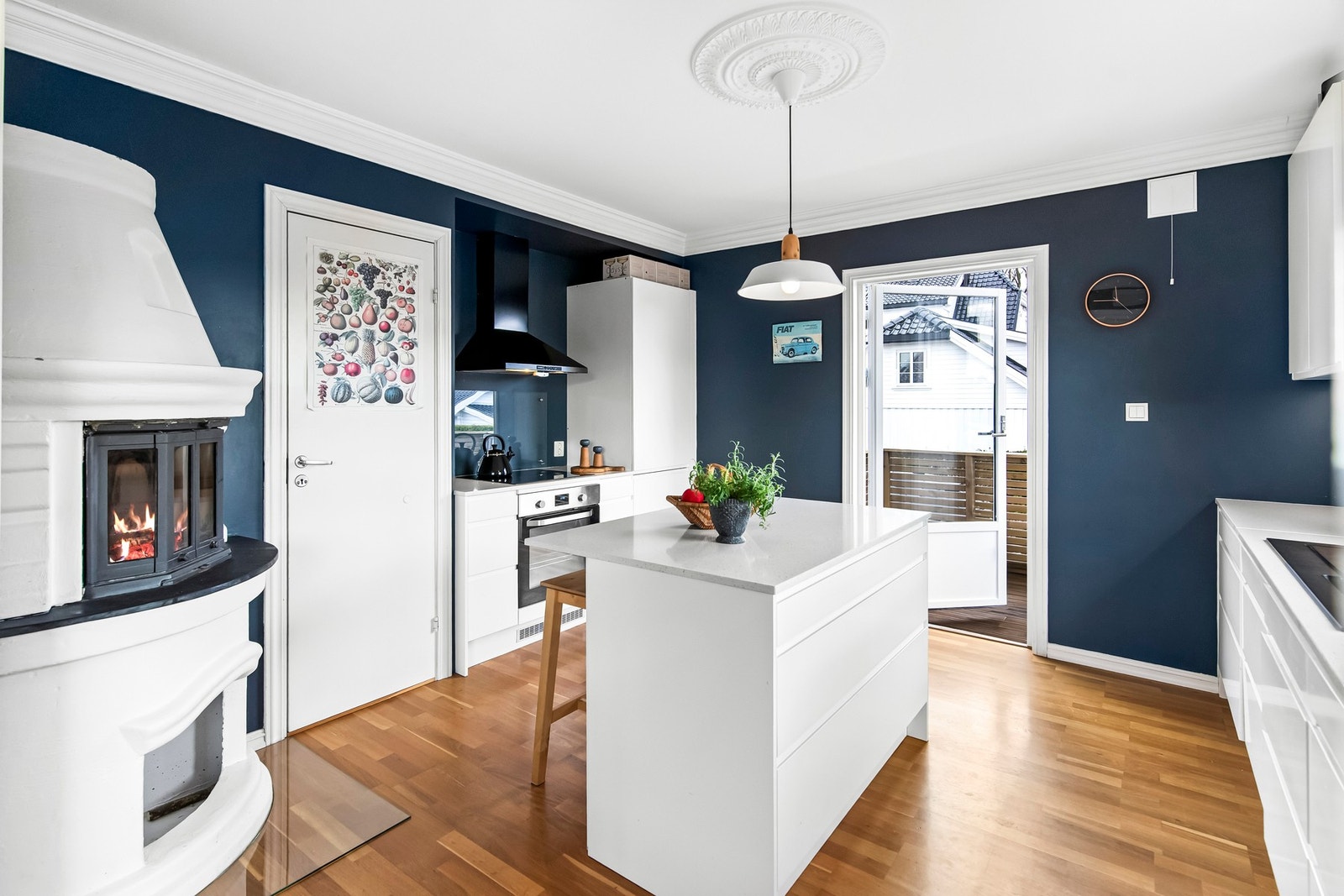 Innredningen er fra 2017, med hvite, glatte fronter, benkeplate av stein og nedfelt oppvaskkum i sort utførelse. Galleribilde