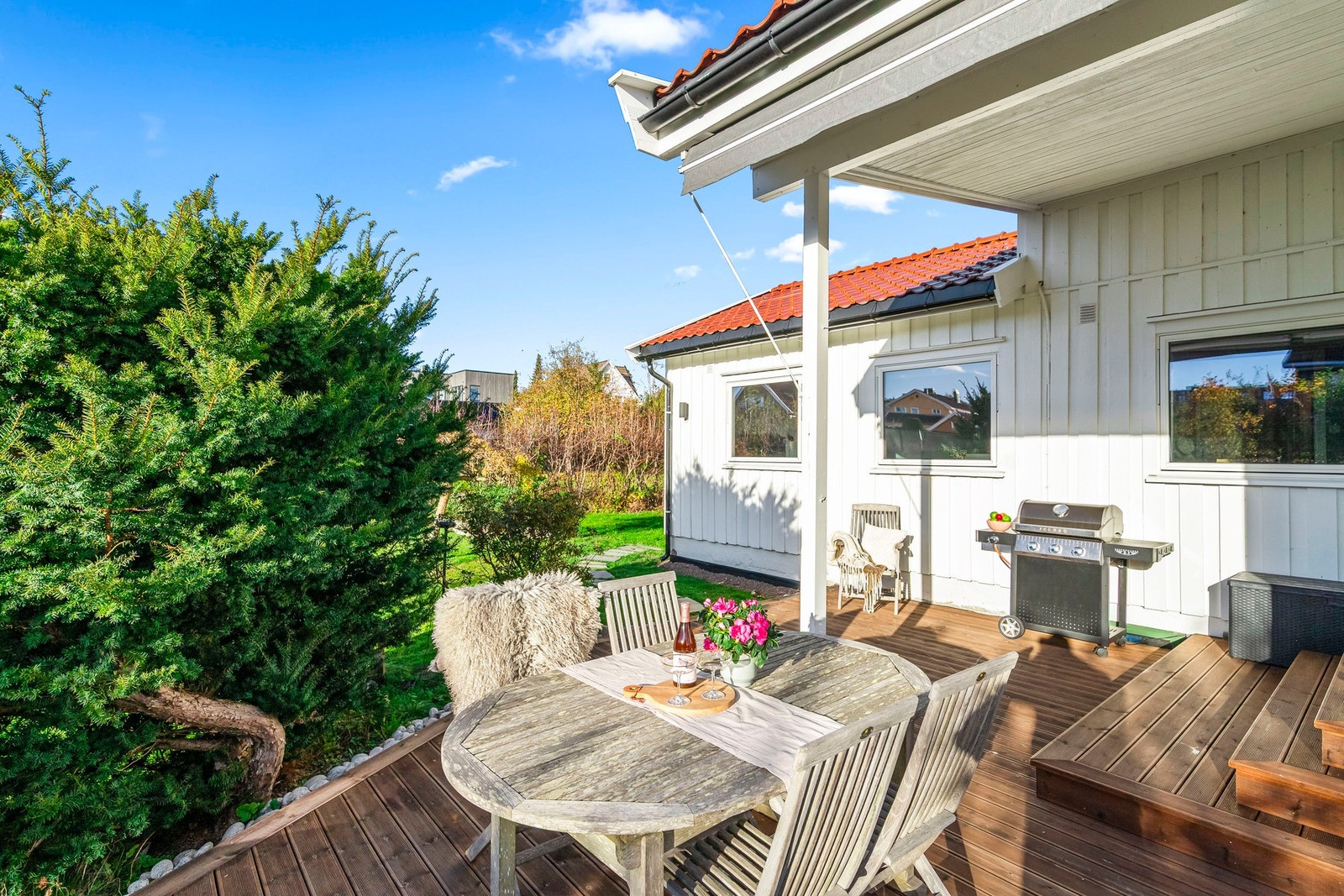 Uteplassene ligger på ulike sider, så her kan man enkelt flytte seg etter solen gjennom dagen. Galleribilde