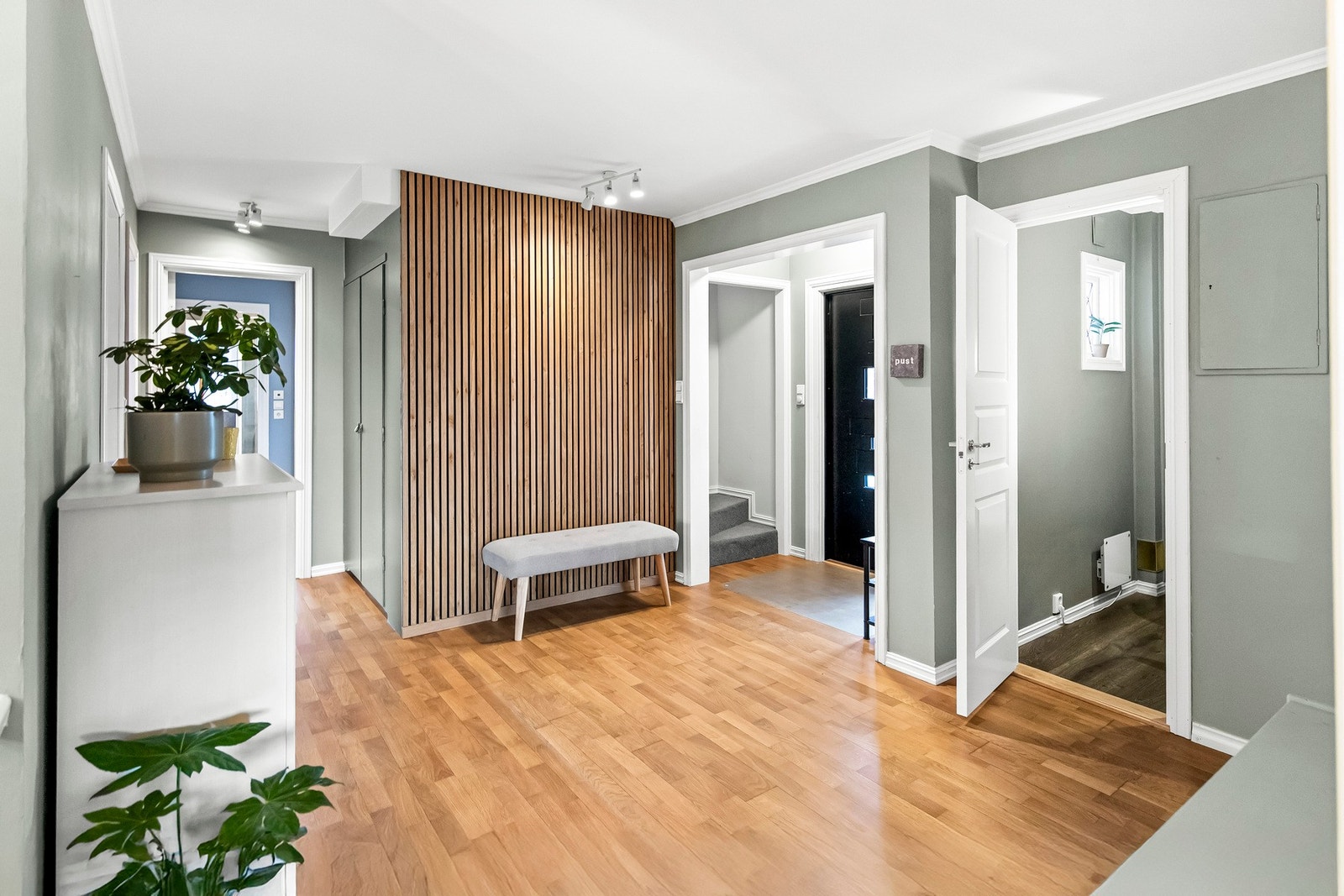 Vel inne gir hallen et godt førsteinntrykk, med parkettgulv, trendy spilevegg og flater malt i en tidløs grønnfarge. Galleribilde