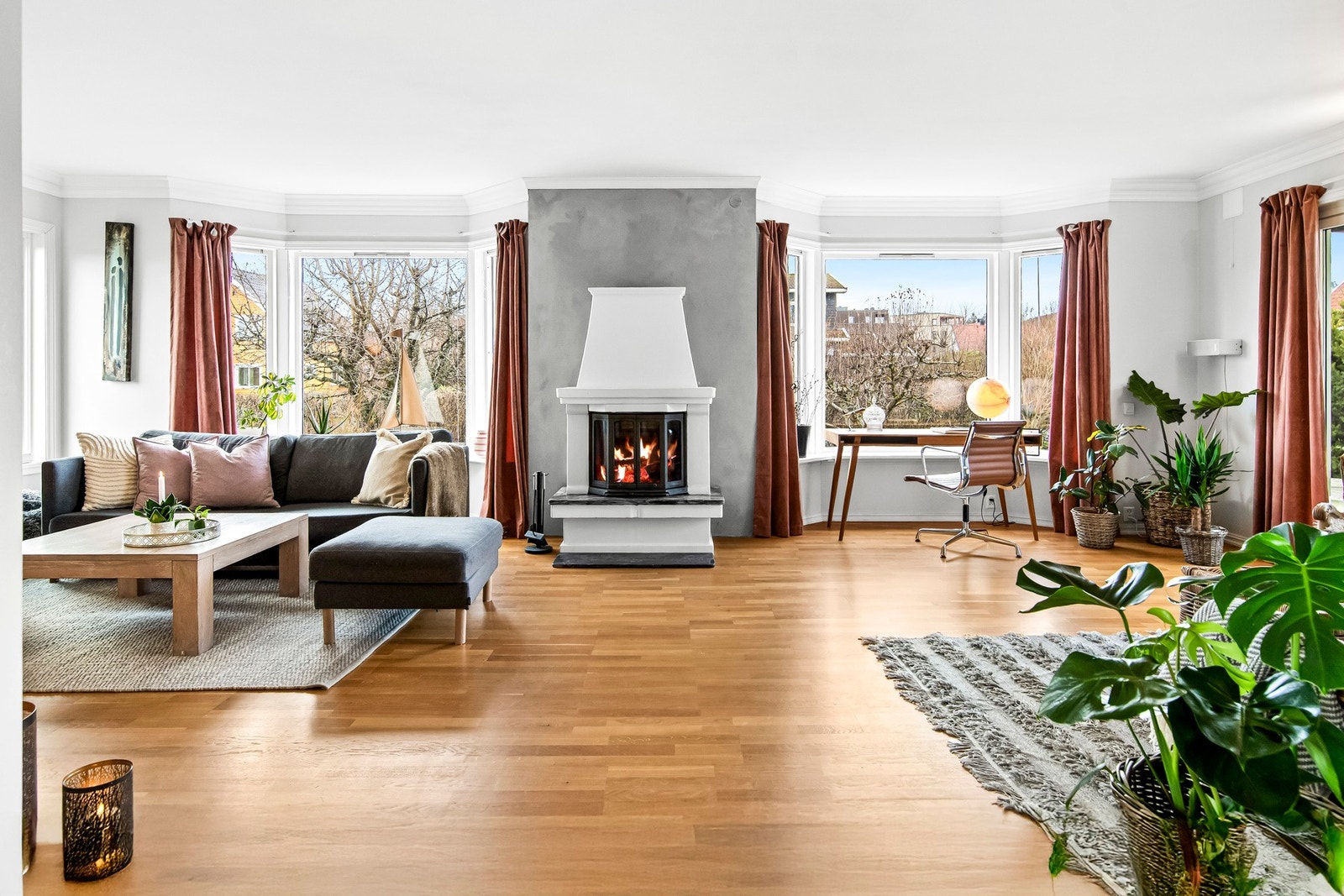 I 1. etasje har boligen to pene, tilstøtende stuer i direkte tilknytning, noe som gir ekstra fleksibilitet og god møbleringsfrihet. Galleribilde