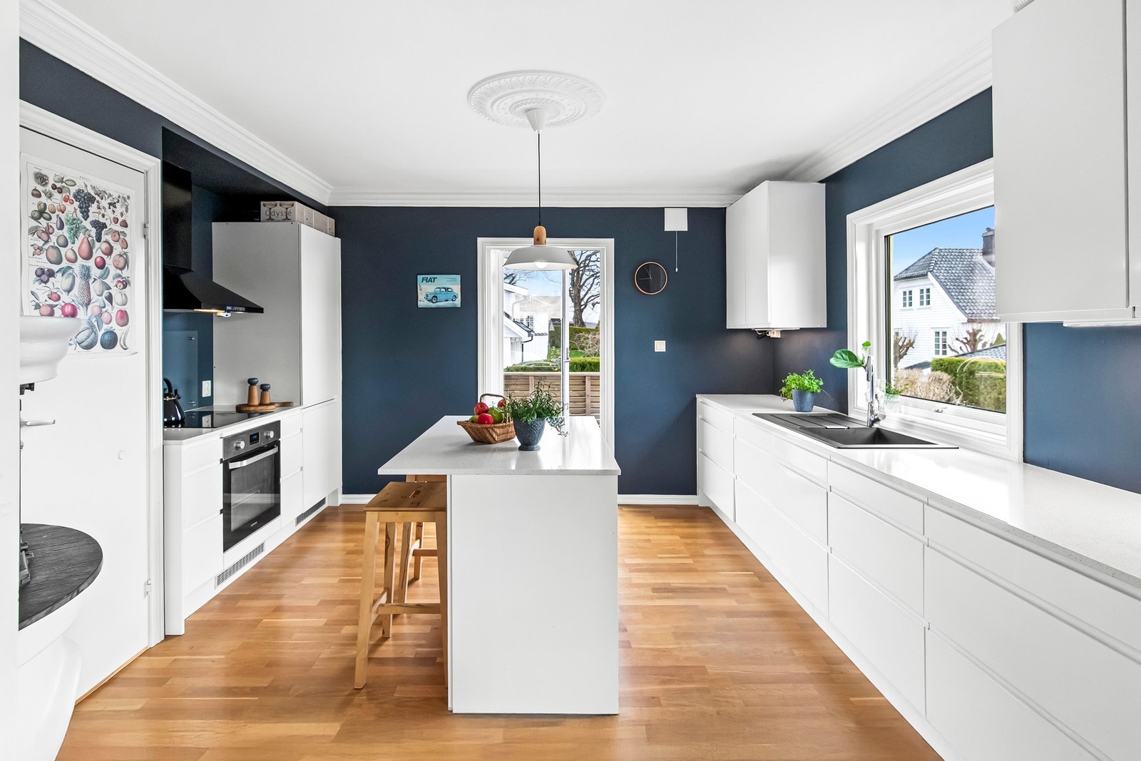 Åpent kjøkken med rikelig oppbevaringsplass og gode arbeidsflater Galleribilde