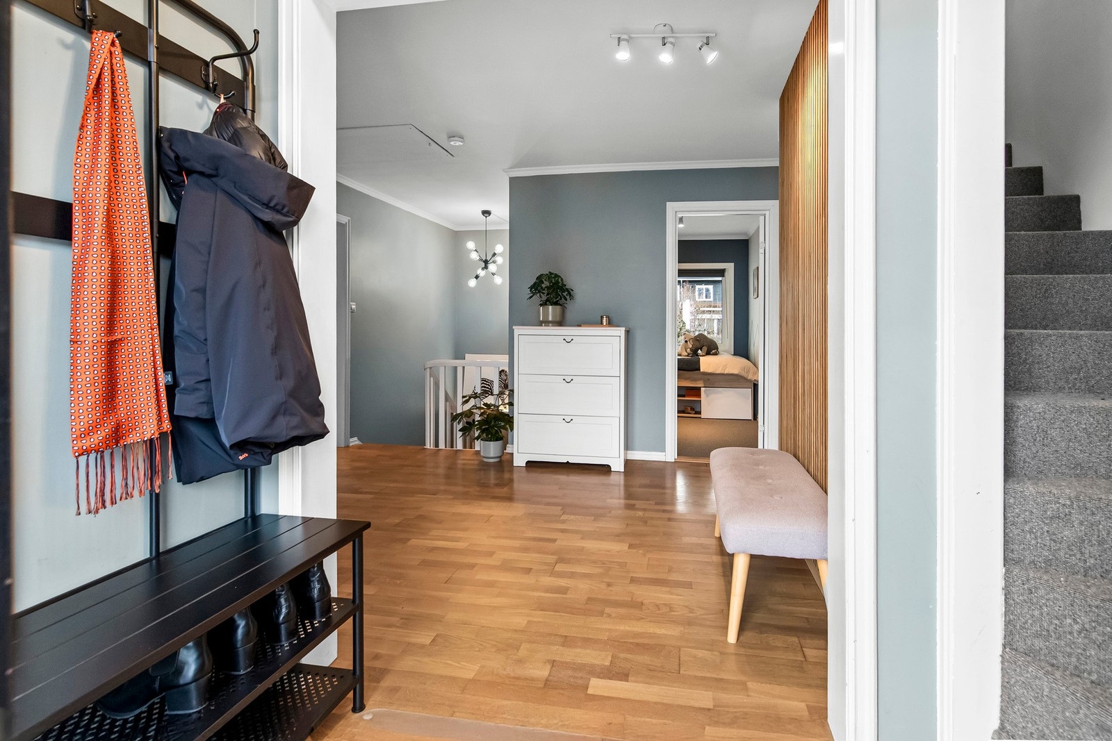 Velkommen inn i et velholdt og fleksibelt familiehjem med moderne fargevalg. Galleribilde