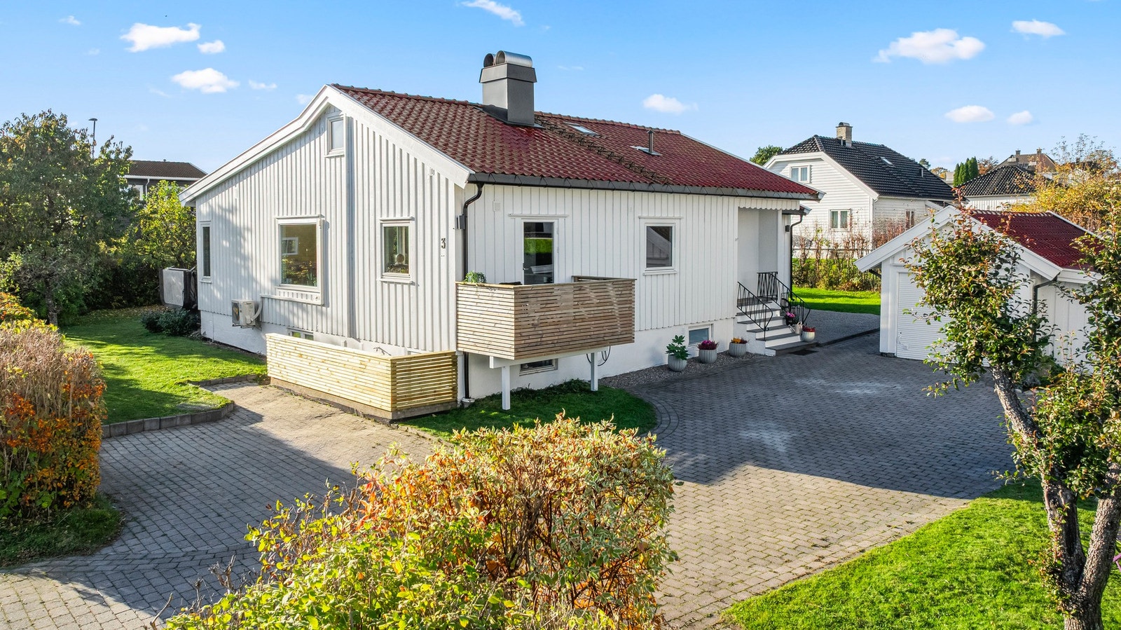 Boligen har godkjent hybel i kjelleretasjen. Denne er ikke avbildet i annonsen, men vil være tilgjengelig for visning. Galleribilde