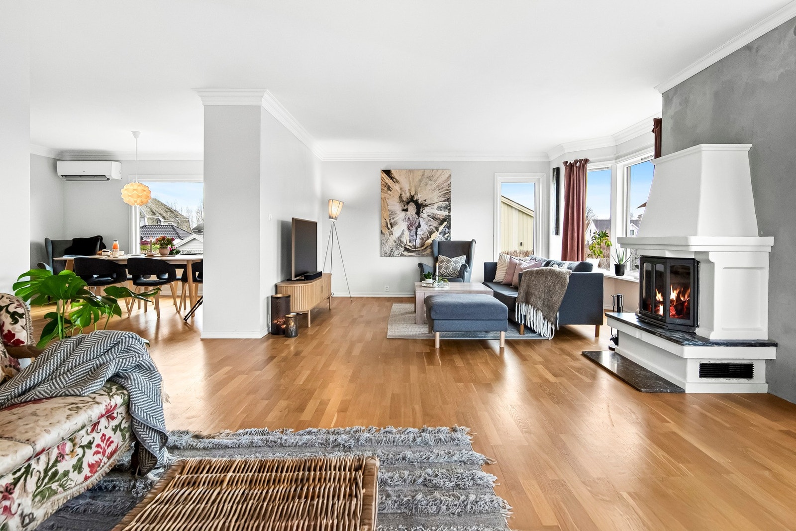 Hovedstuen er meget romslig, der vinduer i tre retninger slipper inn rikelig med naturlig lys. Galleribilde