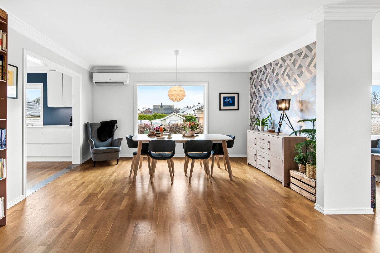 Begge stuene er innredet med parkettgulv, bred listedekor og vegger malt i en dus gråtone. Galleribilde