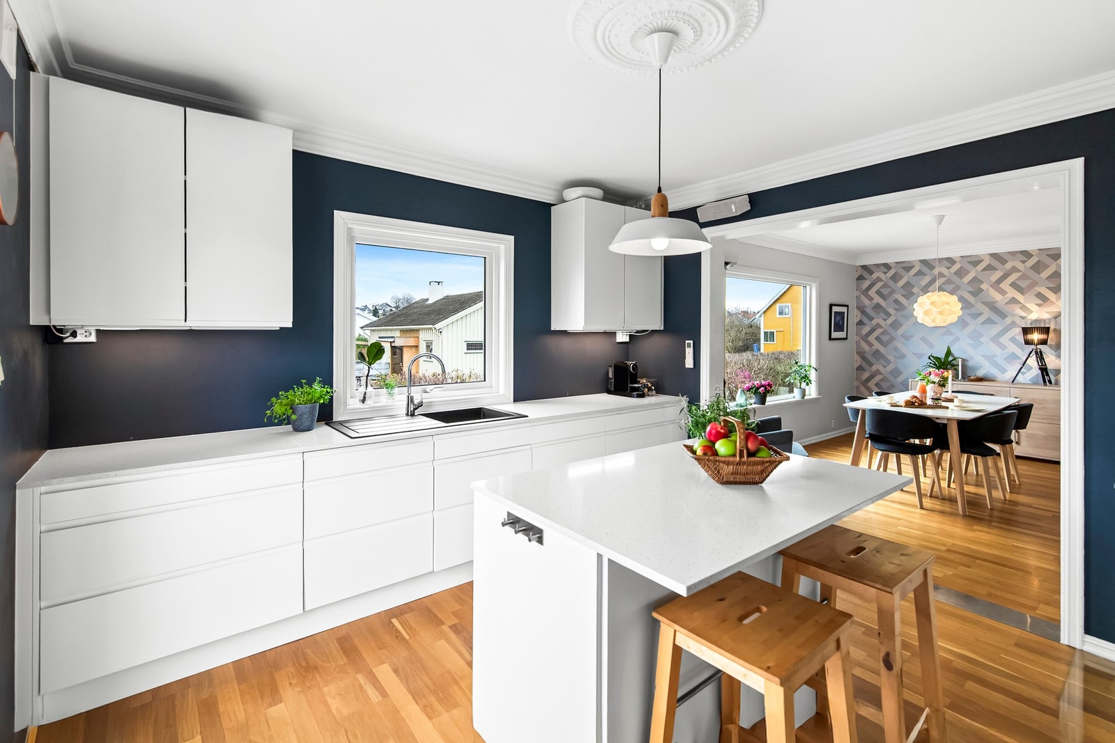 Midt i rommet står det en flott kjøkkenøy med egen barløsning, perfekt for måltider, gode samtaler og lekselesning mens middagen tilberedes. Galleribilde