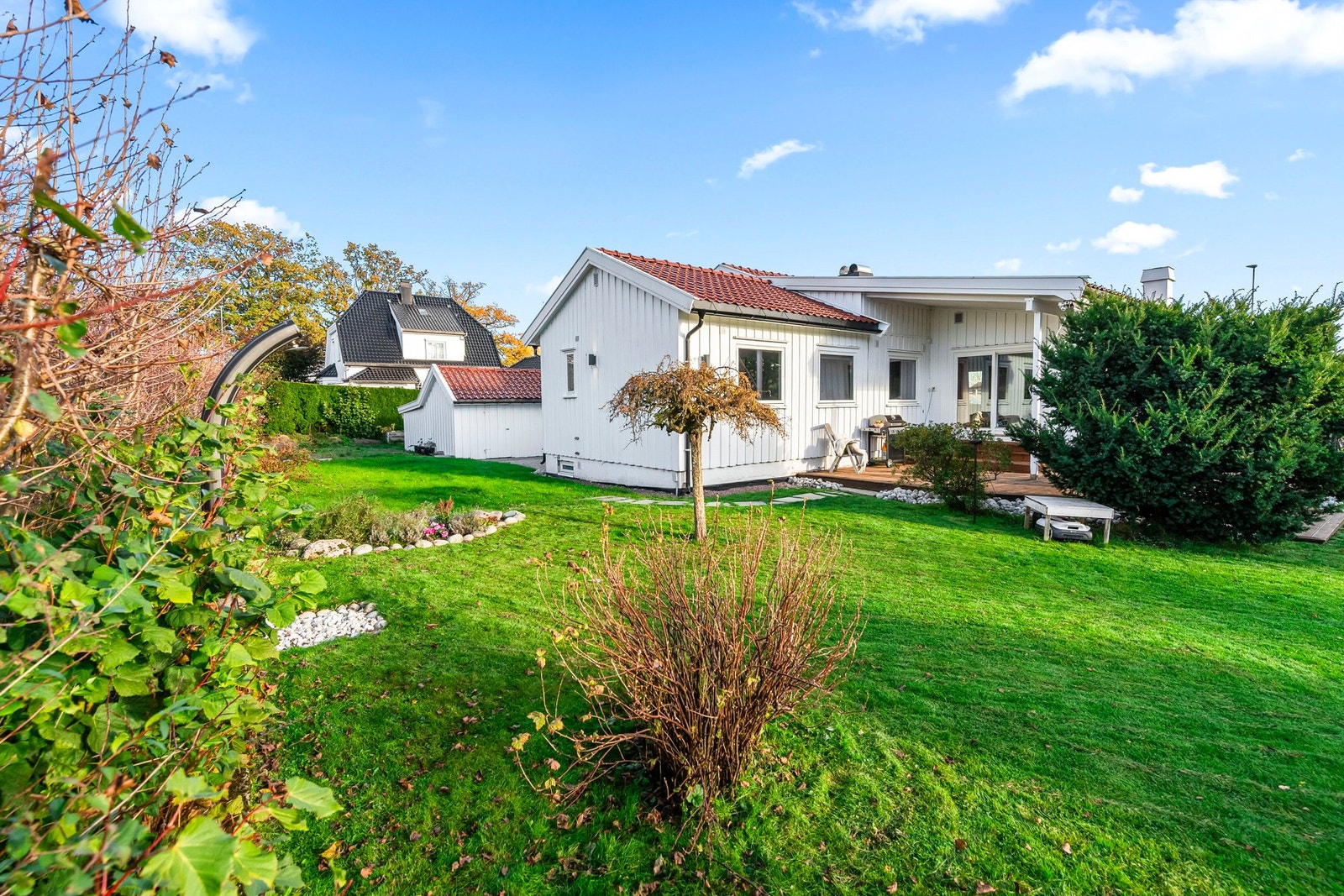 Omgivelsene er landlige og idylliske, samtidig som det er kort vei til alle fasiliteter og servicetilbud. Galleribilde