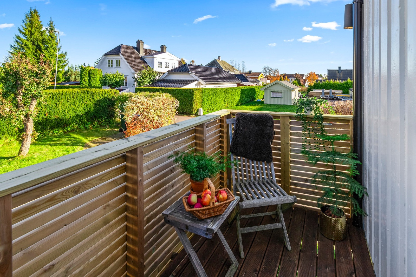 Det er direkte utgang til balkongen for rolige morgenstunder med kaffekoppen i hånda Galleribilde