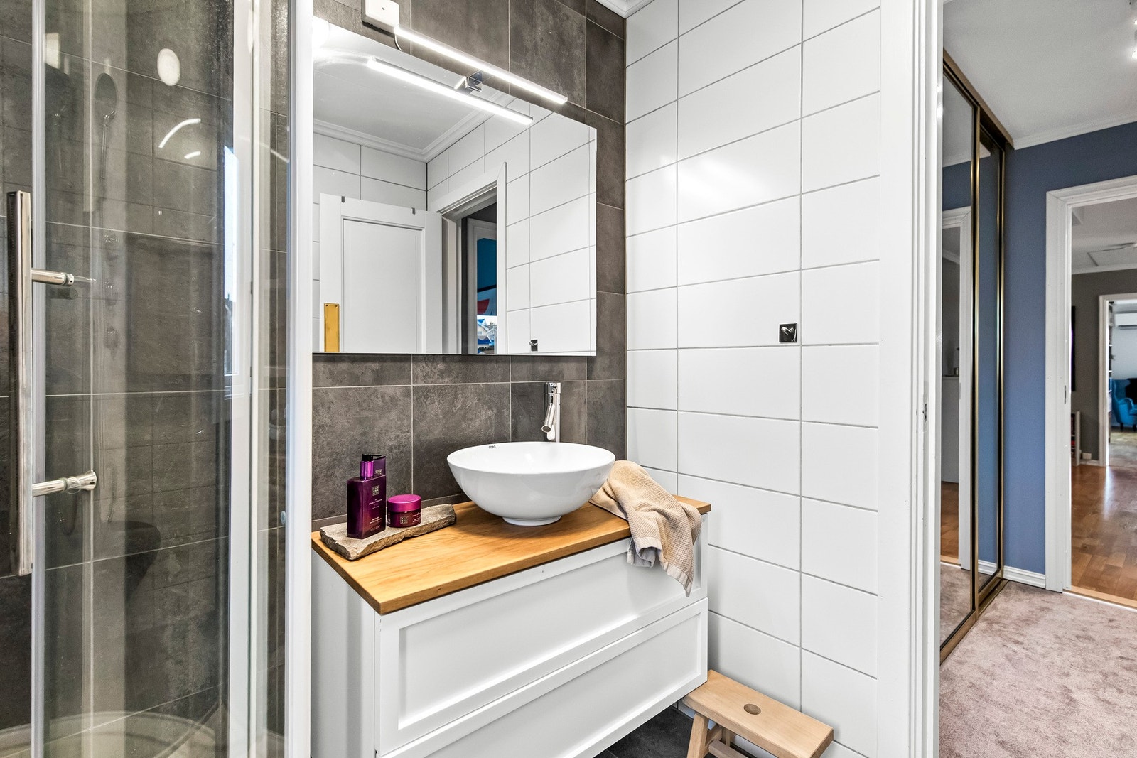 Begge badene ble pusset opp i 2017/18, der mørke vegg- og gulvfliser har innslag av hvitt for en fin kontrast. Galleribilde