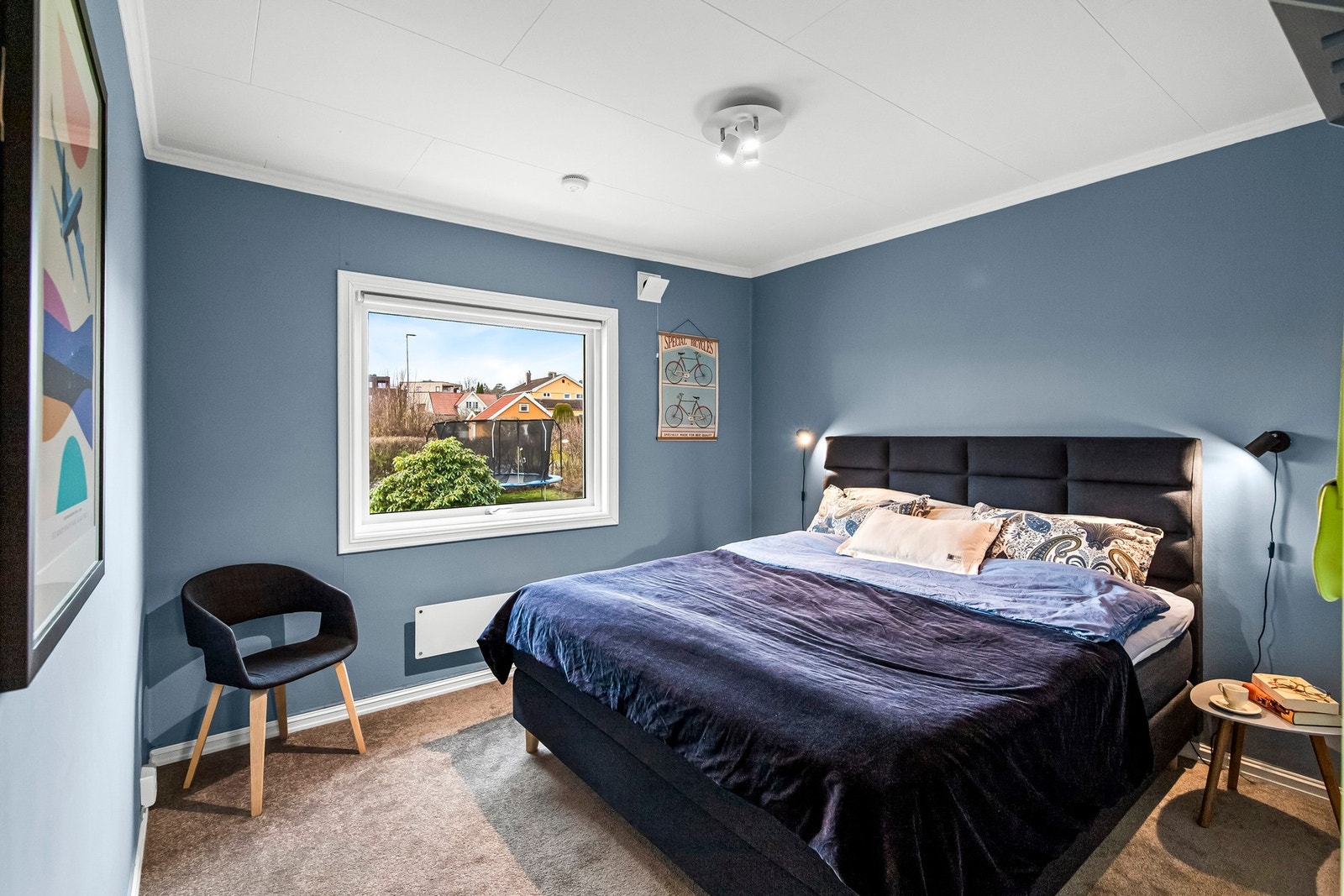 Hovedsoverommet ligger i suiteløsning med eget bad og en fin garderobe. Galleribilde