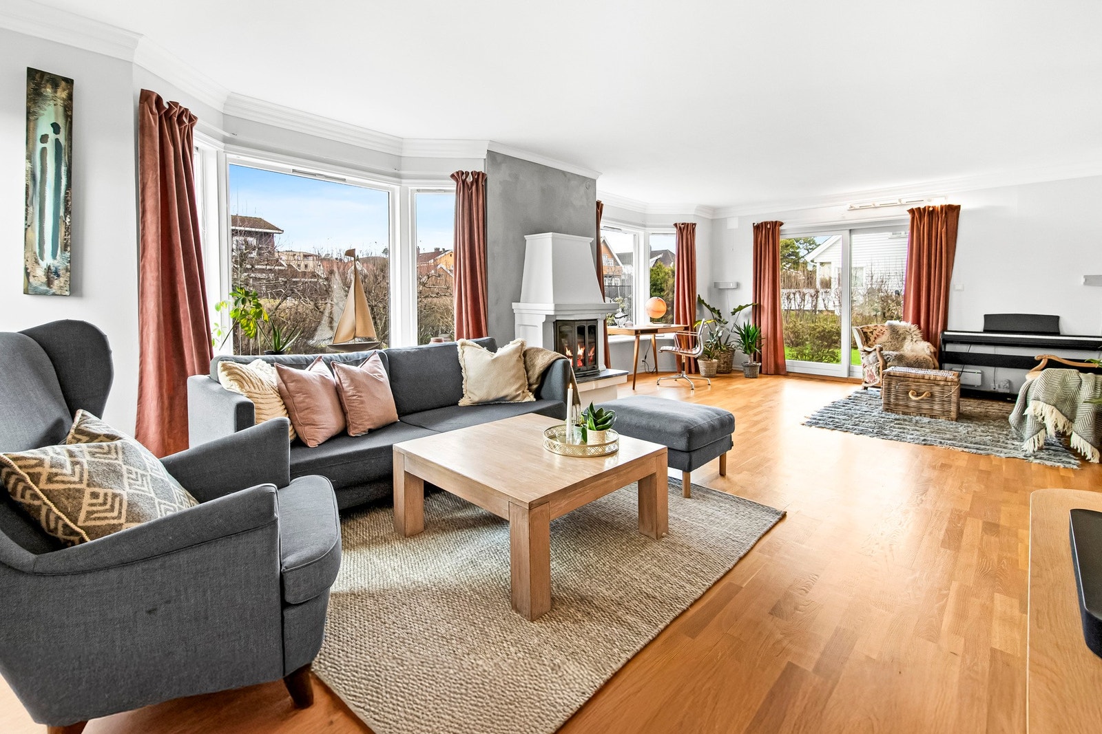 Vinduene inkluderer to karnapper og en stor skyvedør til terrassen i hagen. Galleribilde