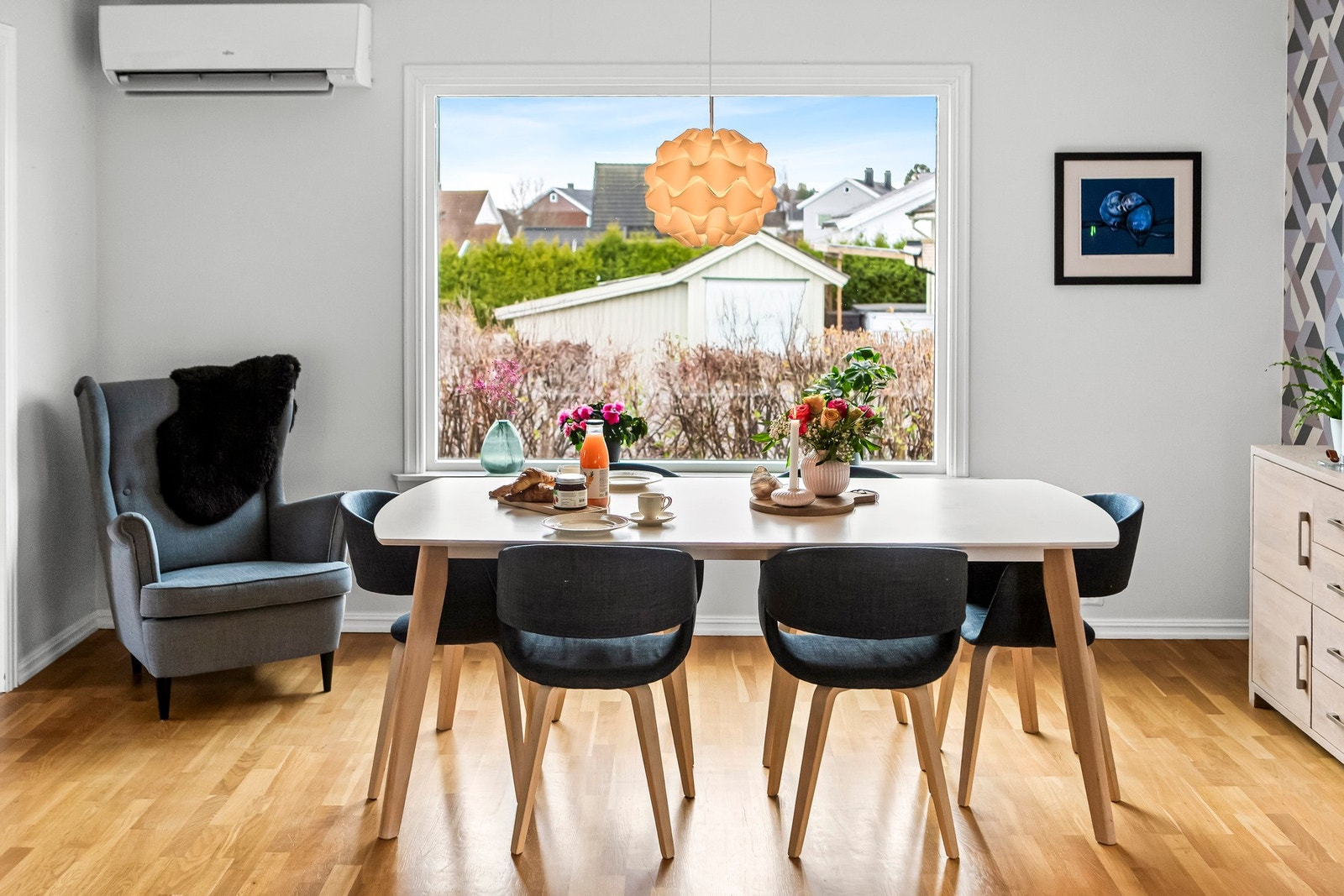 Den andre stuen ligger utenfor kjøkkenet, og passer utmerket som spisestue. Galleribilde