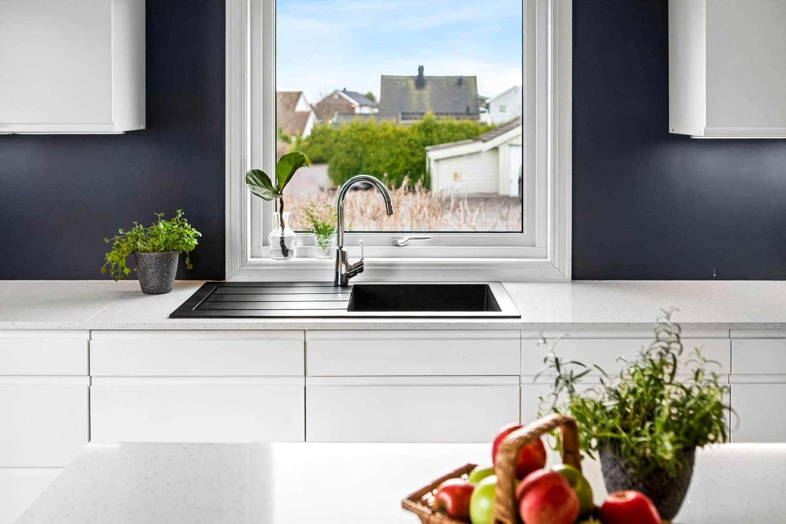 Romløsningen er praktisk og funksjonell med god skap- og benkeplass. Galleribilde