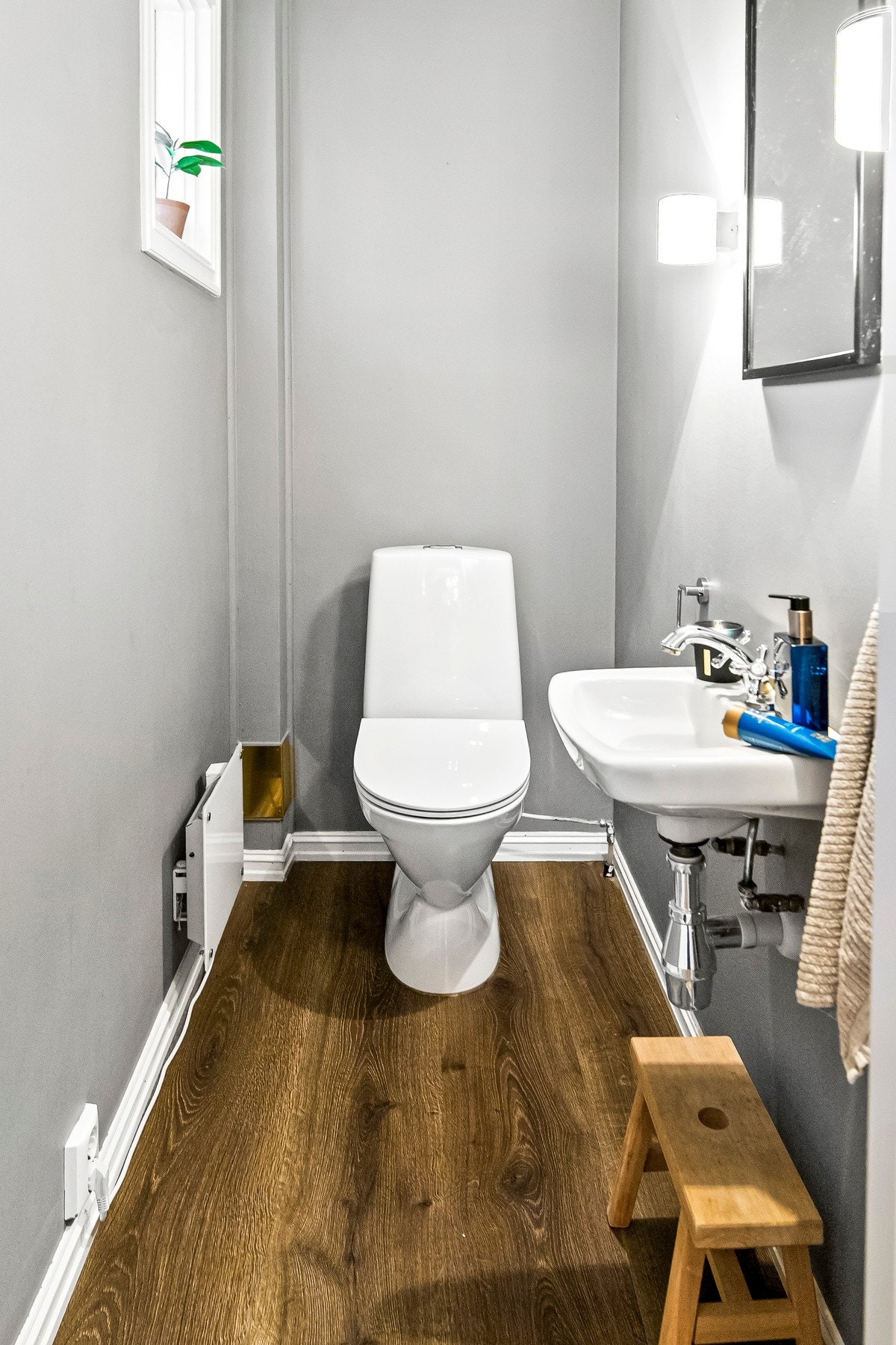 Wc-rommet er nylig oppgradert, og utenom toalettet har rommet 1-stavs laminatgulv, enkel servant og speil med tilhørende lys. Galleribilde