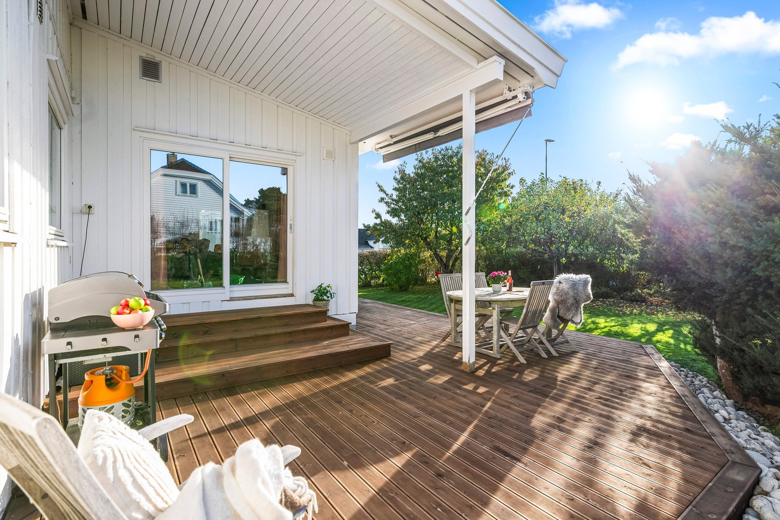 Sammen måler uteplassene ca. 56 kvm, oppført i impregnert trekverk i 2024. Galleribilde