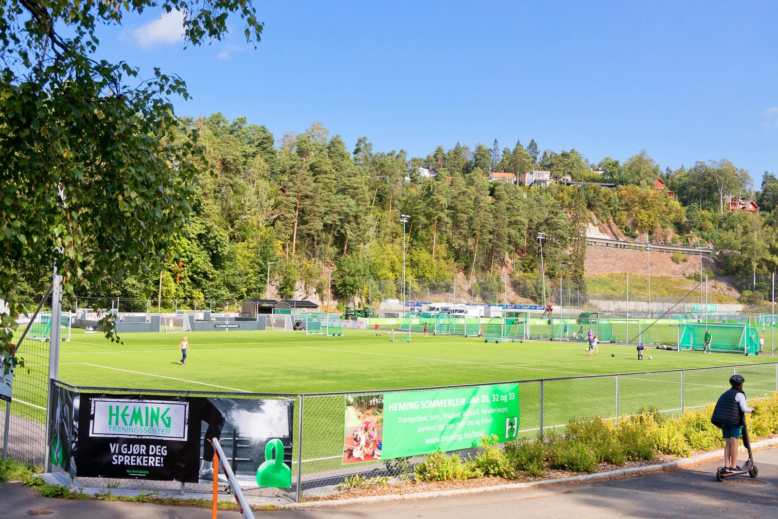 Hemingbanen, kun noen hundre meter unna, tilbyr fotballbaner, friidrettsområde, idrettshaller, terrengløype og tennisanlegg. Galleribilde