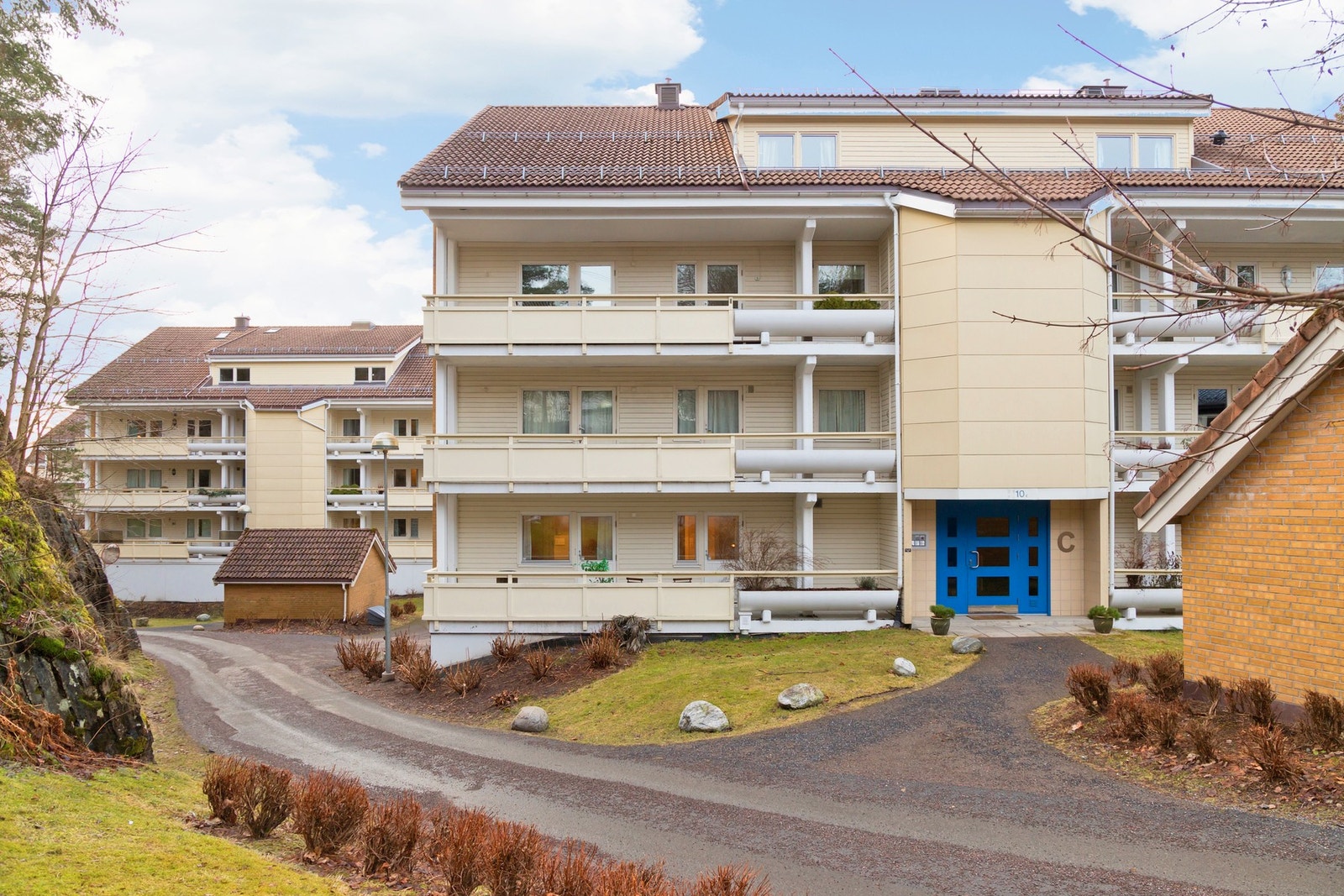 Boligen ligger i et attraktivt, veletablert og svært barnevennlig boligområde på Gråkammen. Galleribilde